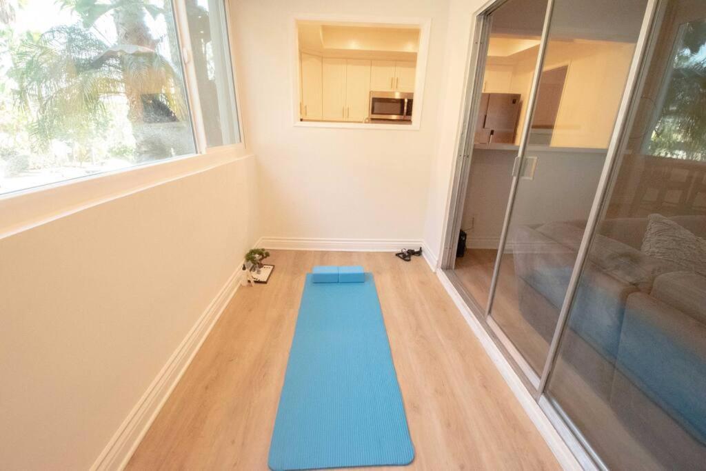 King Size Bed In Cozy, Modern Hollywood Place *