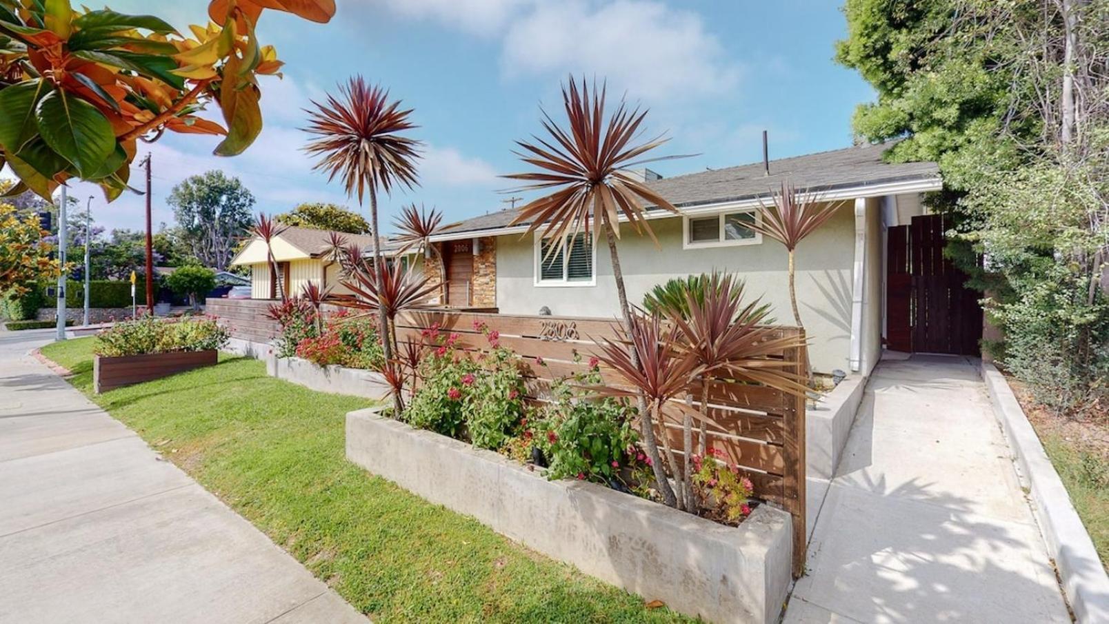 Stunning 3br Prime La Area Near Beach