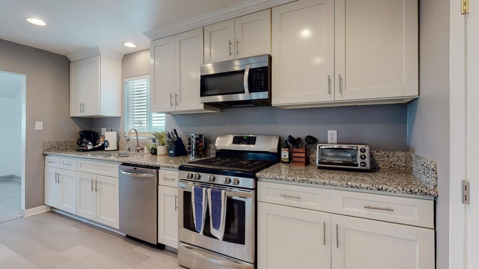 Stunning 3br Prime La Area Near Beach