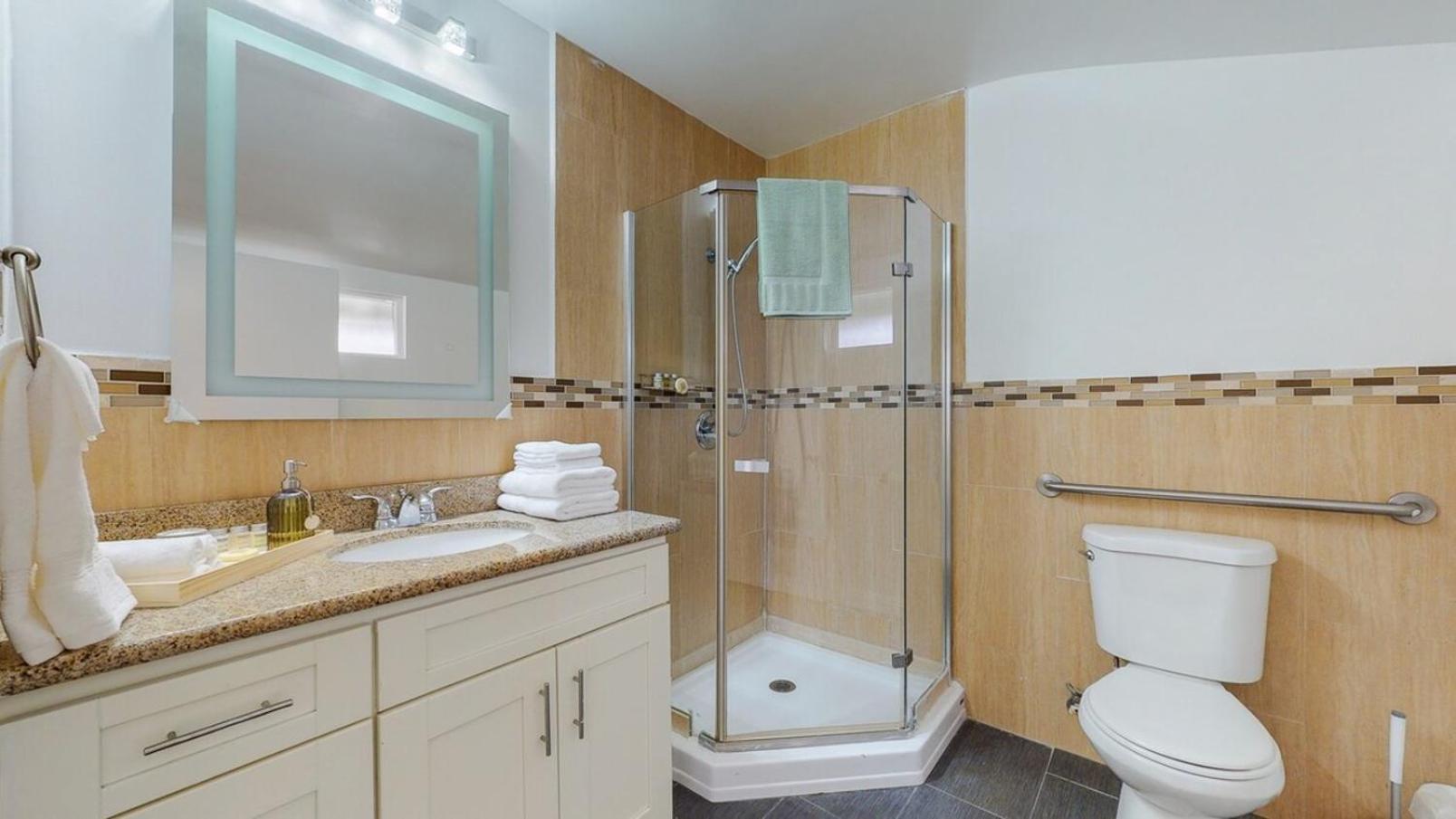 Stunning 3br Prime La Area Near Beach Holiday home *