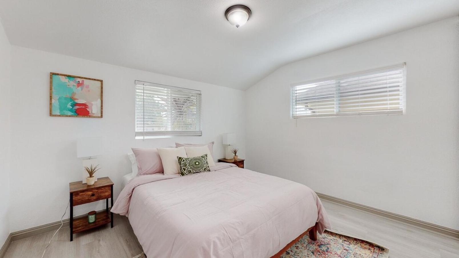 Stunning 3br Prime La Area Near Beach *