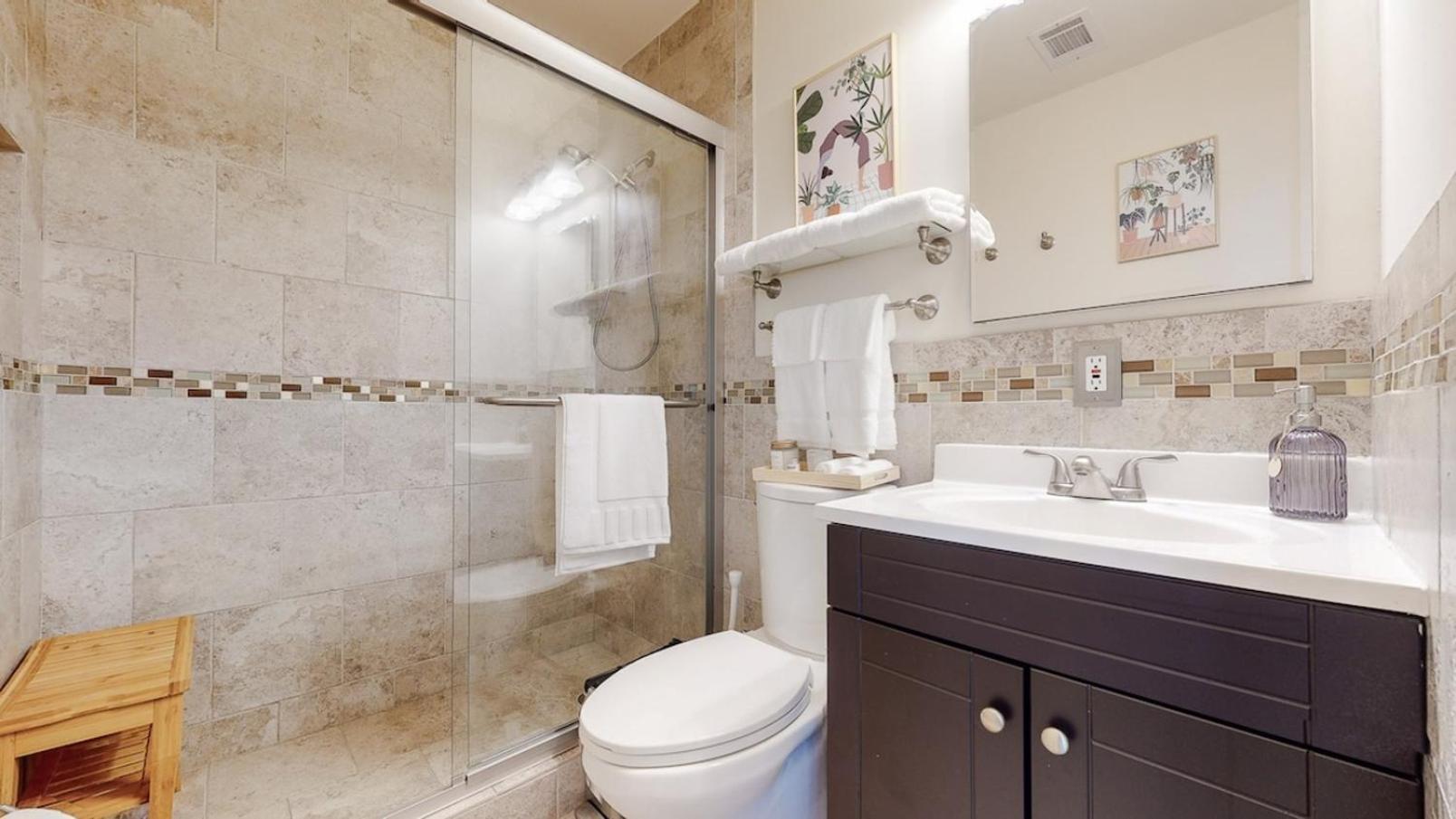 Dazzling Westside 4 Bedroom Home-minutes To The Beach Holiday home *