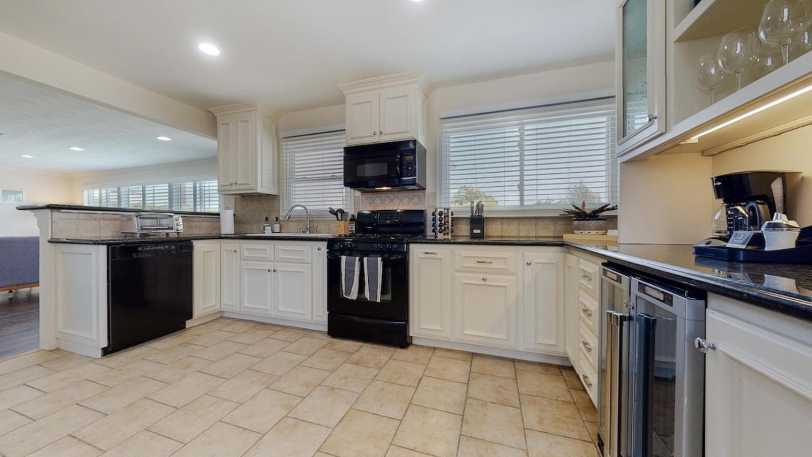 Dazzling Westside 4 Bedroom Home-minutes To The Beach *