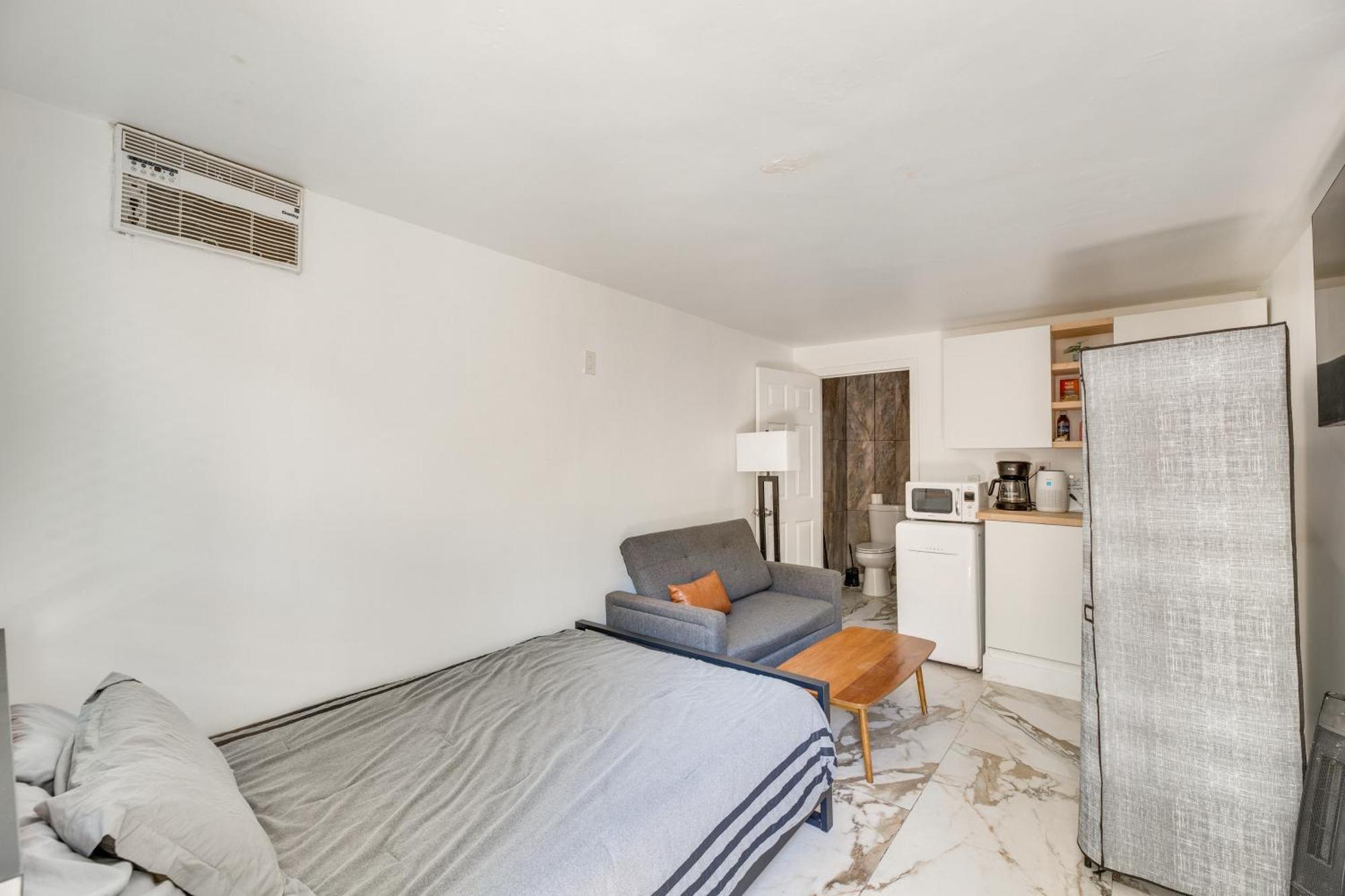 Sherman Oaks Hideaway Lush Grounds, Shared Pool! Apartment Los Angeles