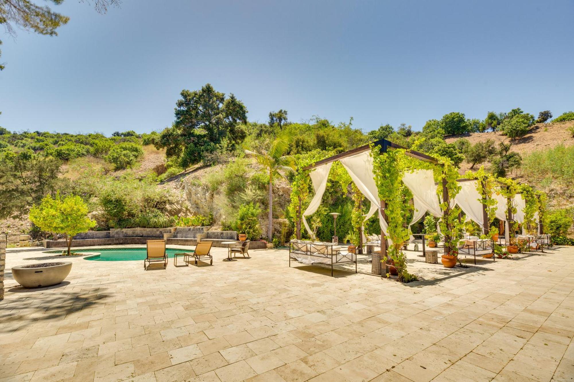Sherman Oaks Hideaway Lush Grounds, Shared Pool! *