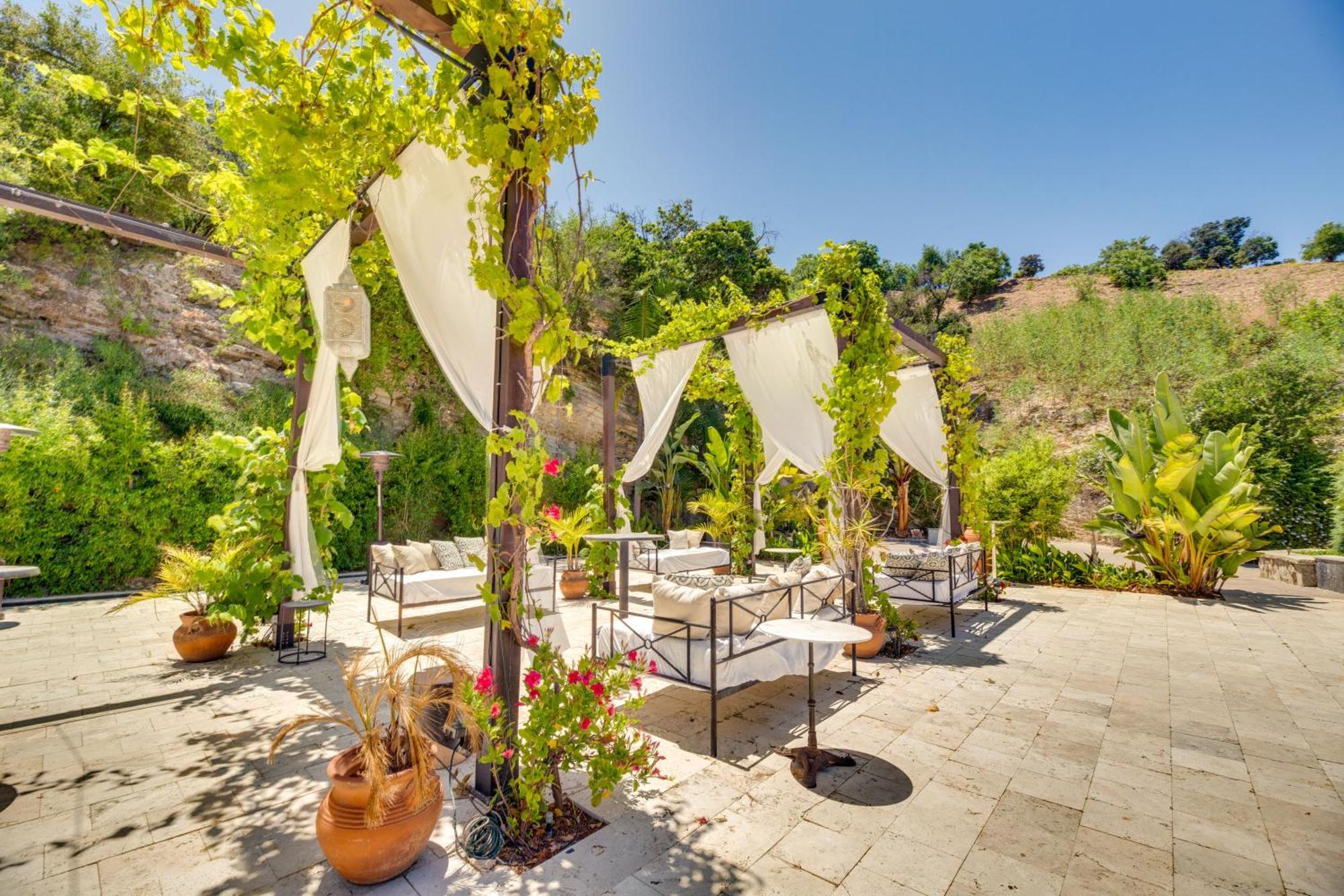 Sherman Oaks Hideaway Lush Grounds, Shared Pool! Apartment