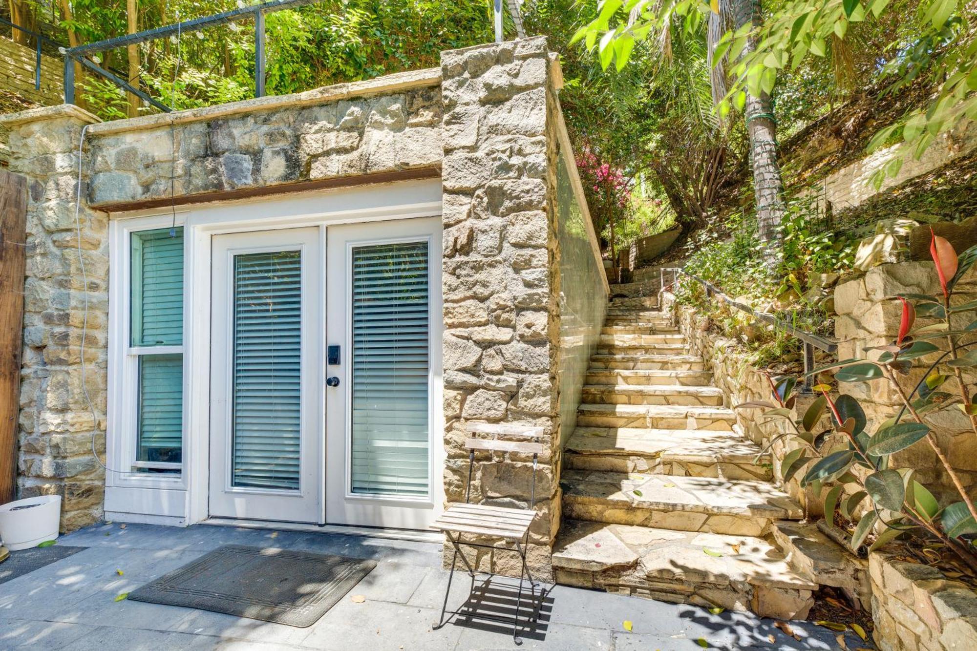 Apartment Sherman Oaks Hideaway Lush Grounds, Shared Pool!