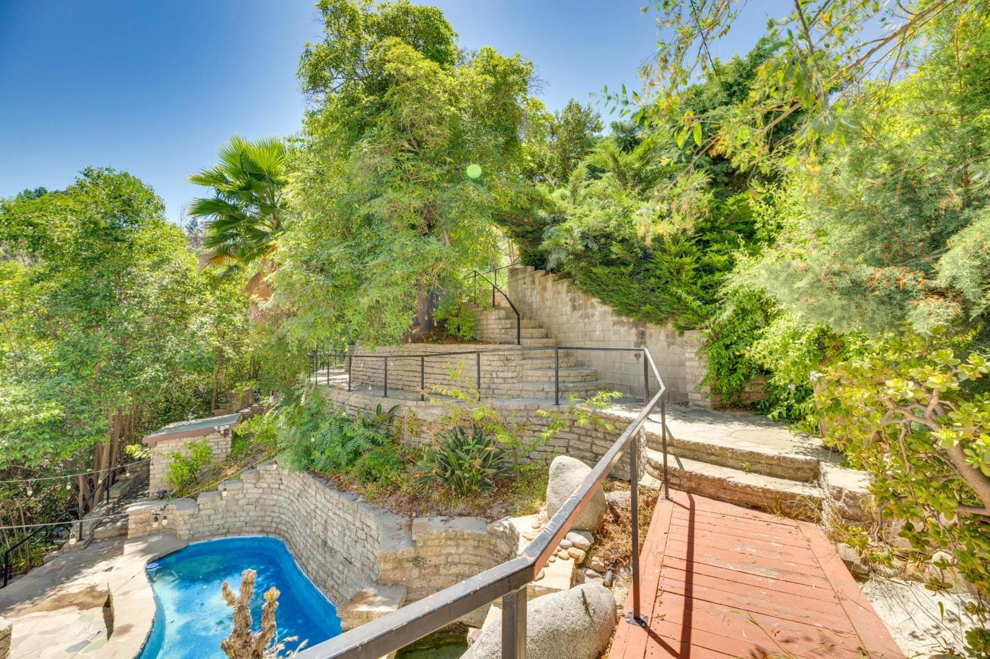 Sherman Oaks Hideaway Lush Grounds, Shared Pool! Apartment