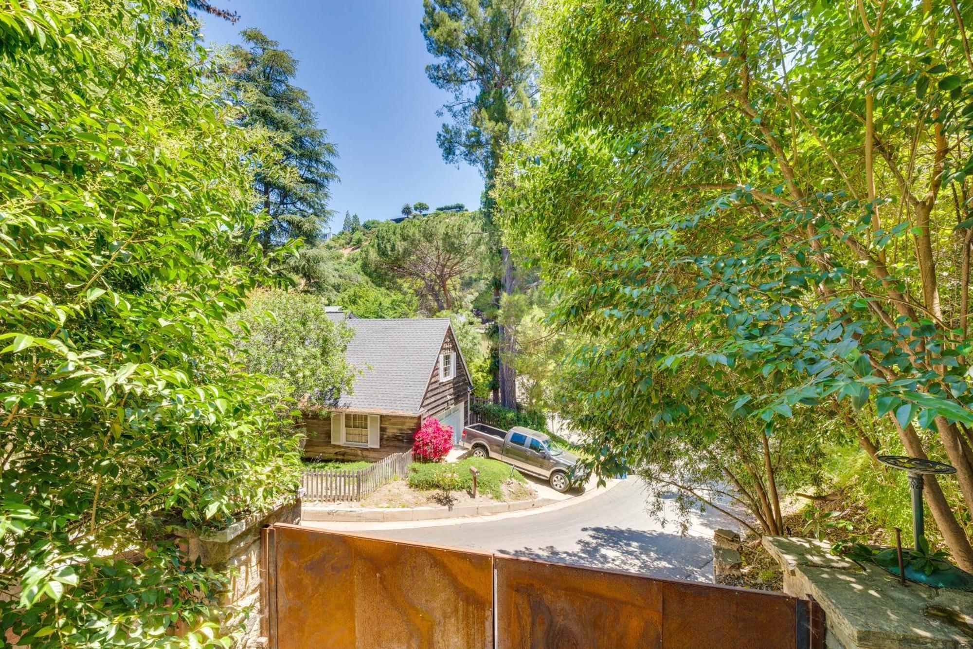 Sherman Oaks Hideaway Lush Grounds, Shared Pool! Apartment Los Angeles