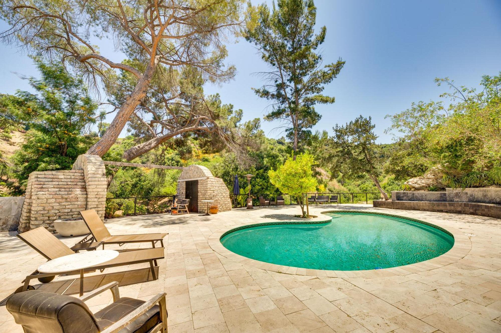 Sherman Oaks Hideaway Lush Grounds, Shared Pool! Apartment *