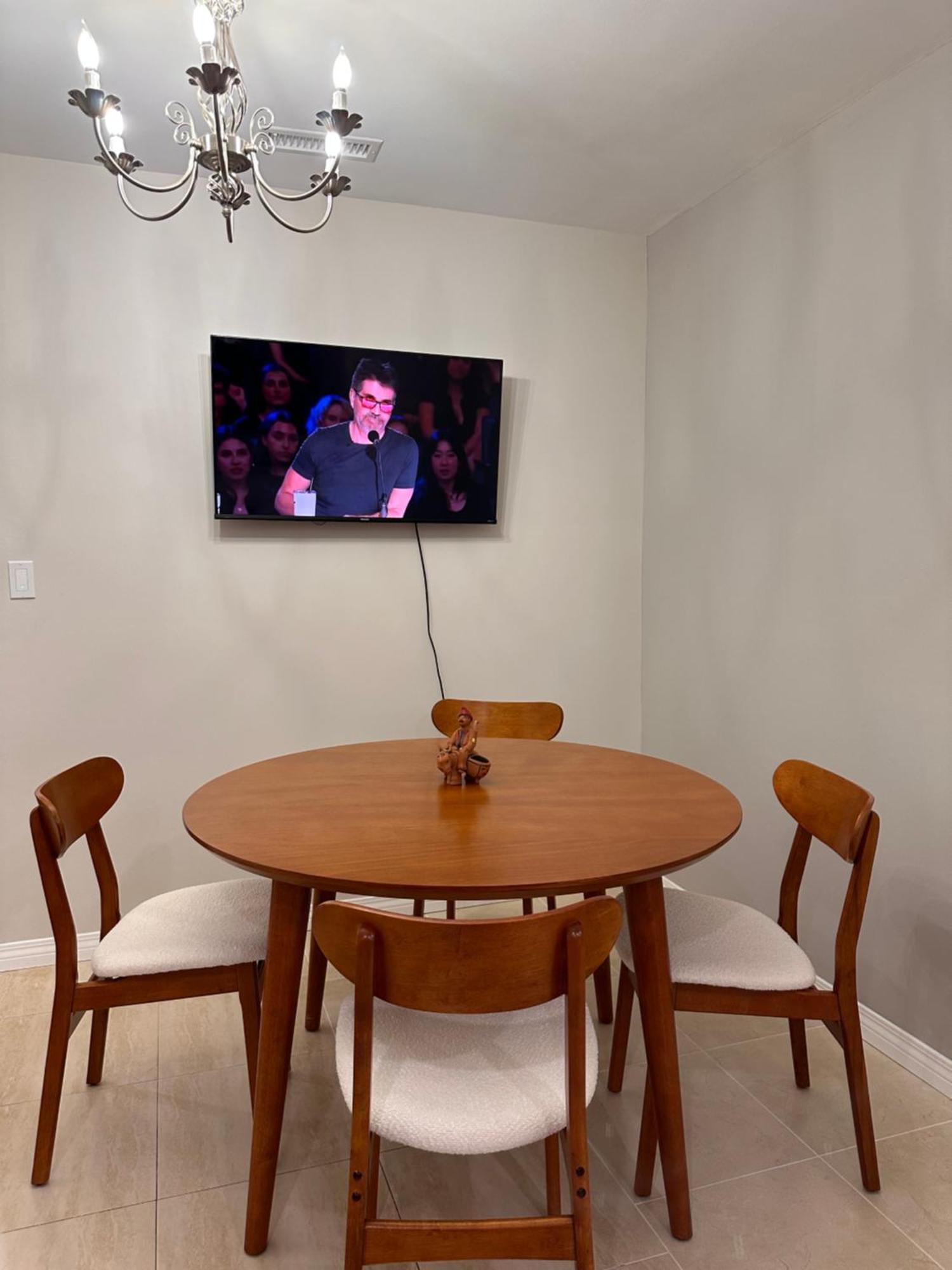 Newly Remodelled Angeles House With Access To Pool Holiday home *