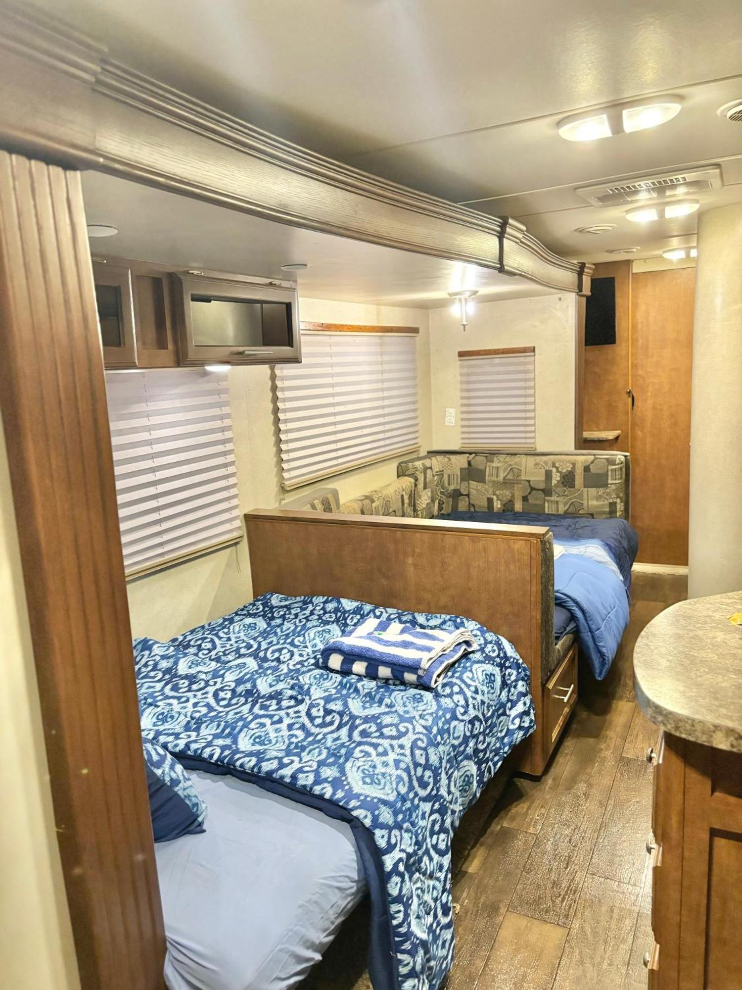 Acampamento In Modern Rv Trailer Los Angeles