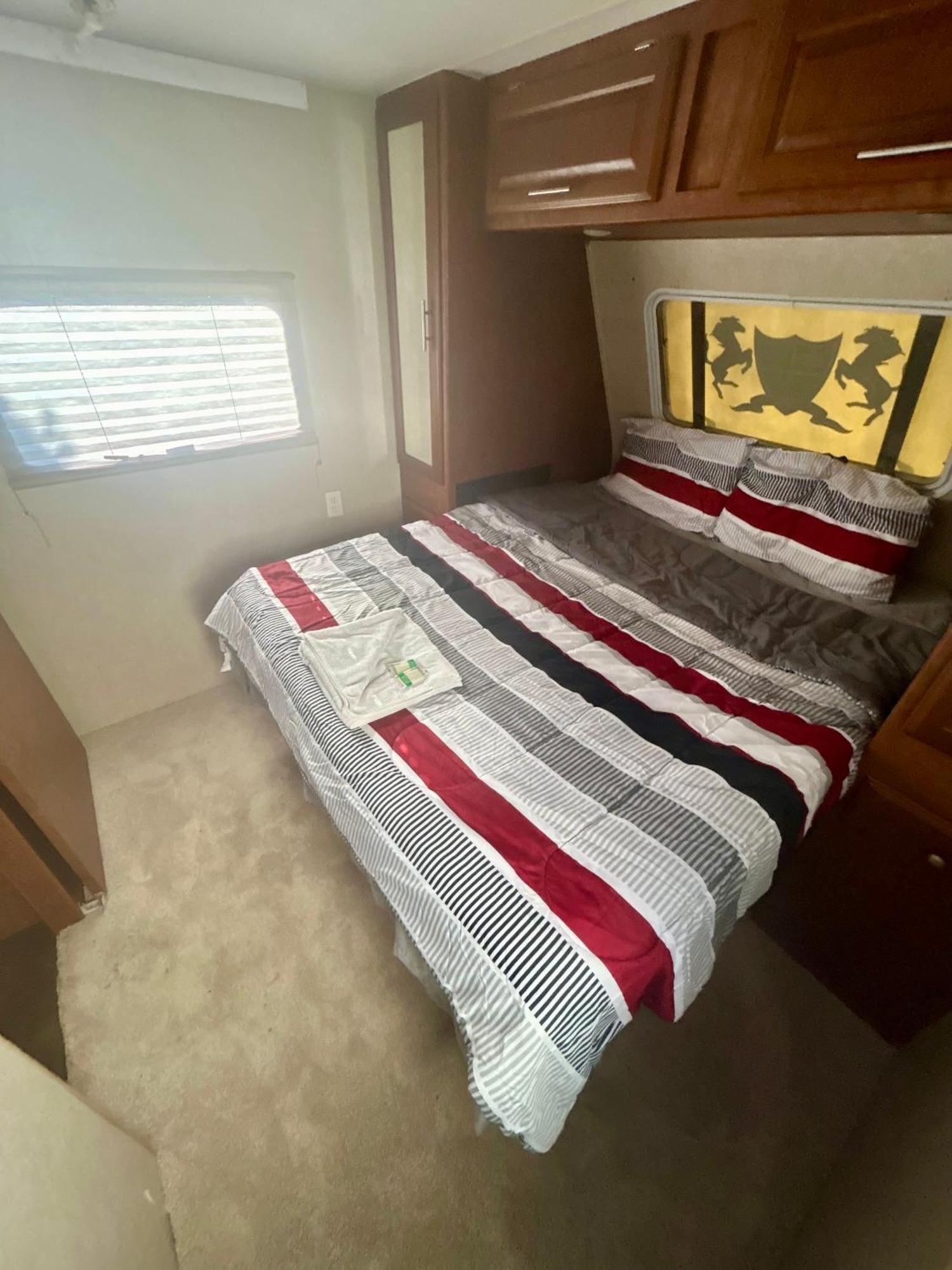 Acampamento In Modern Rv Trailer