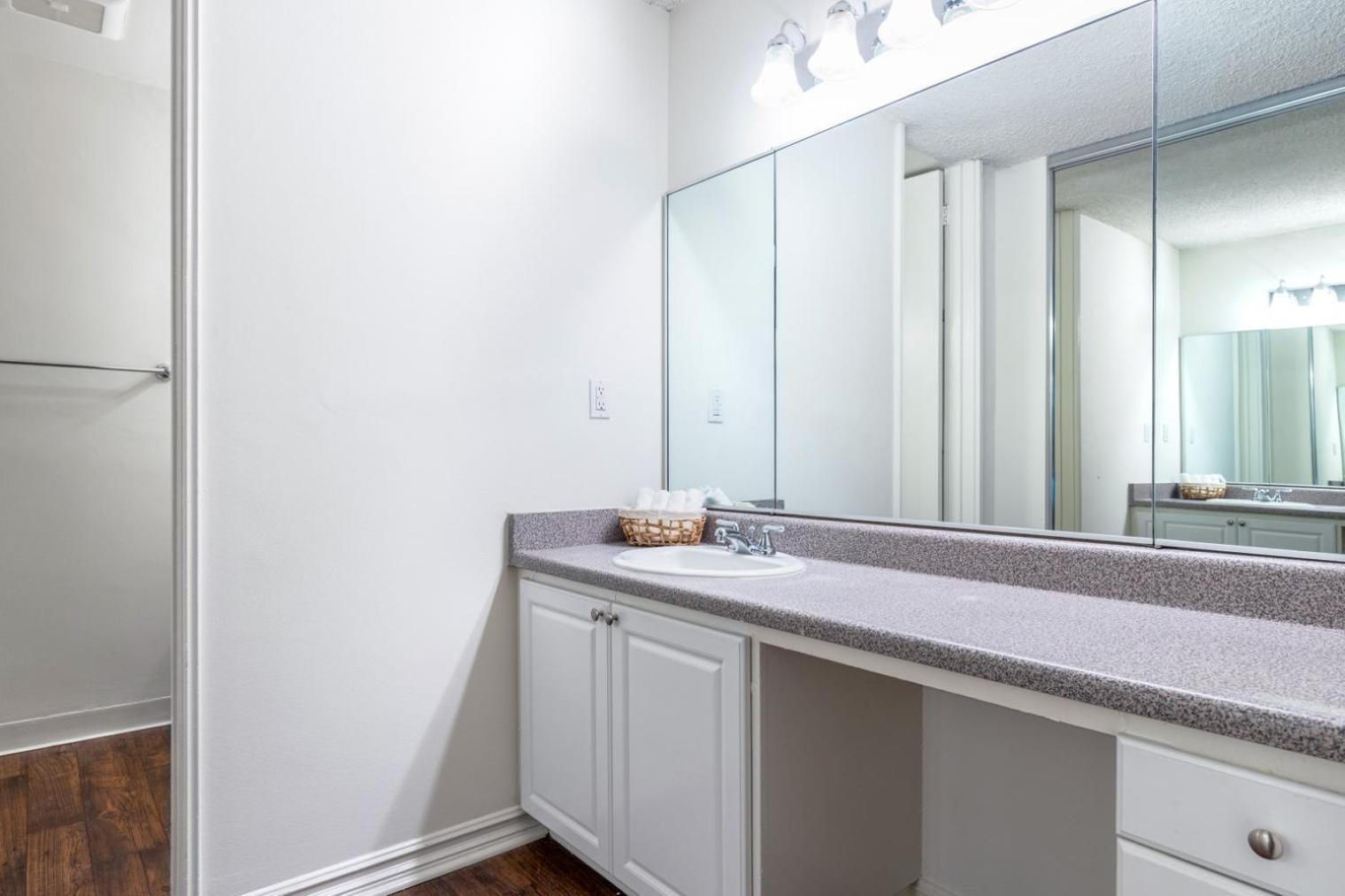 Culver 2br W Gym Pool Nr Shops Lax-344 *