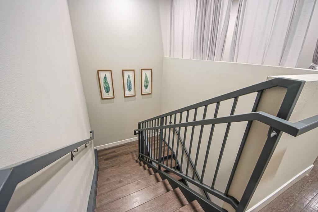 Trendy & Comfy 4bdr Townhouse In Hollywood Los Angeles
