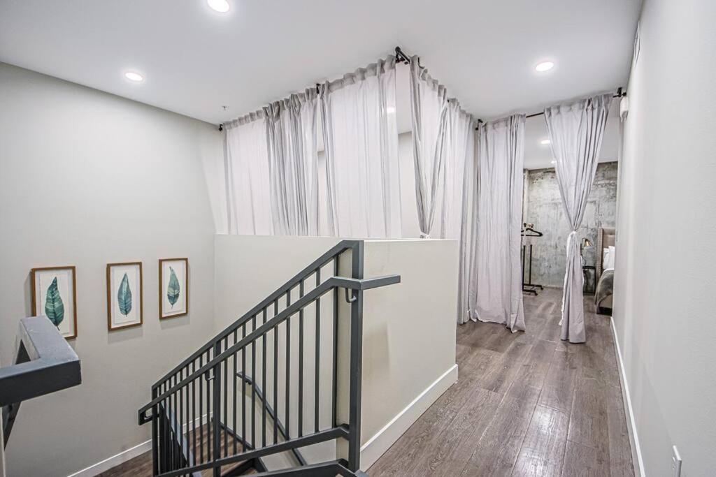 Trendy & Comfy 4bdr Townhouse In Hollywood Los Angeles