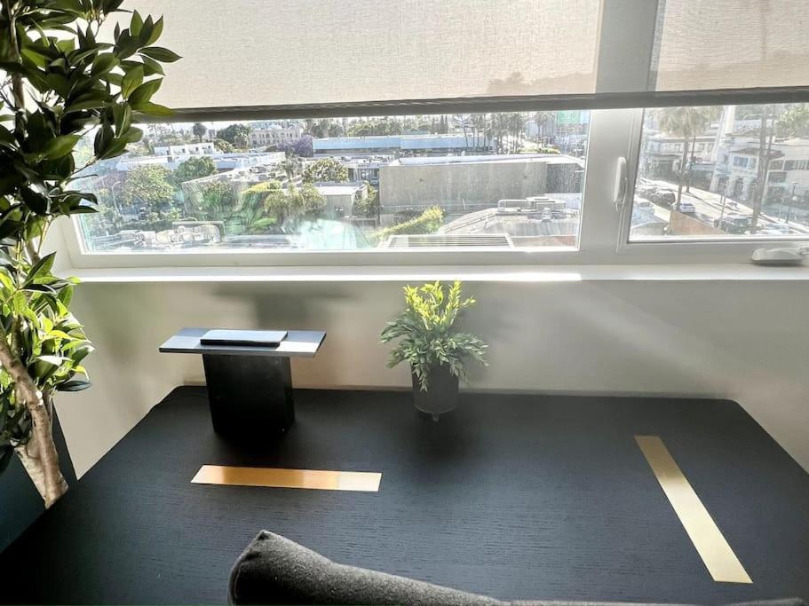 Hollywood Sign View 2 Bed 2 Bath Premium Corner *