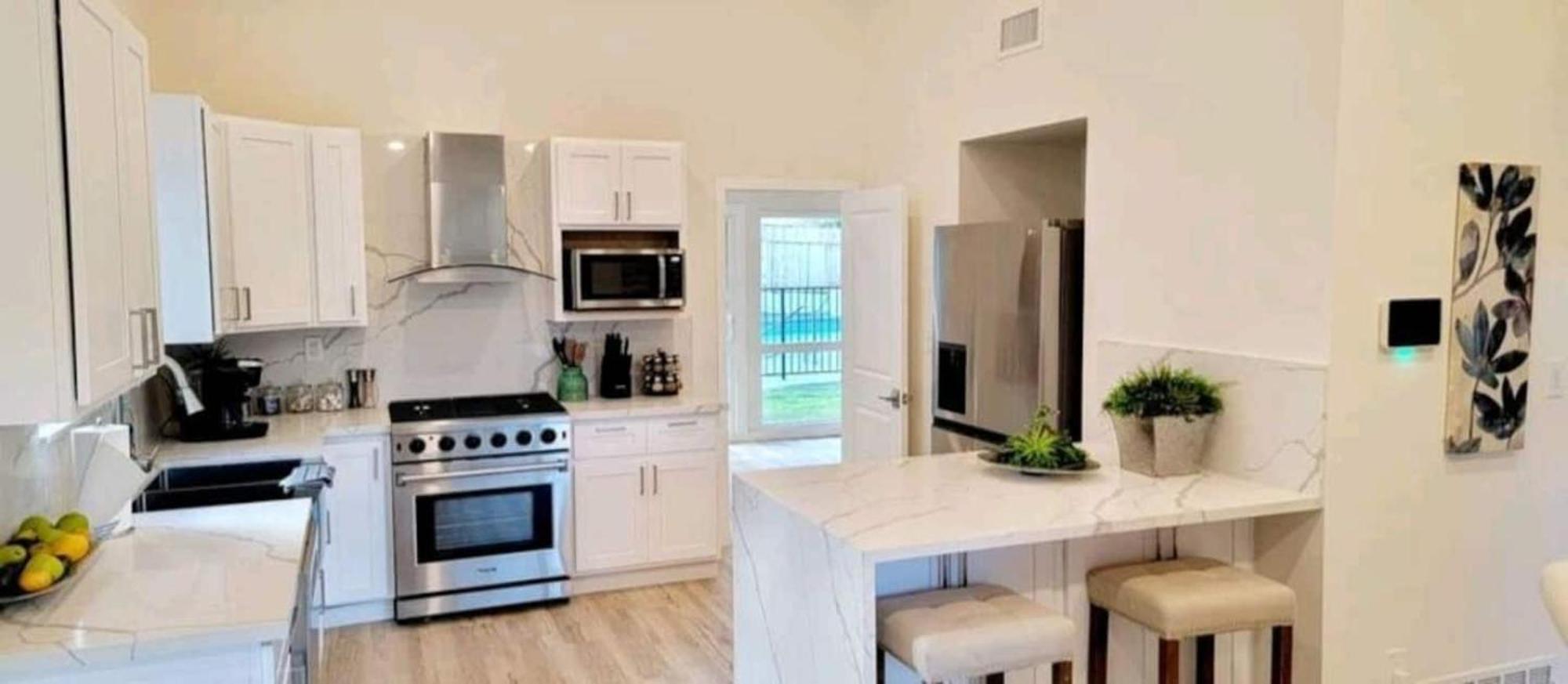 Holiday home Spacious 4bed 2bath, Gated Pool, Wi-fi, Garage
