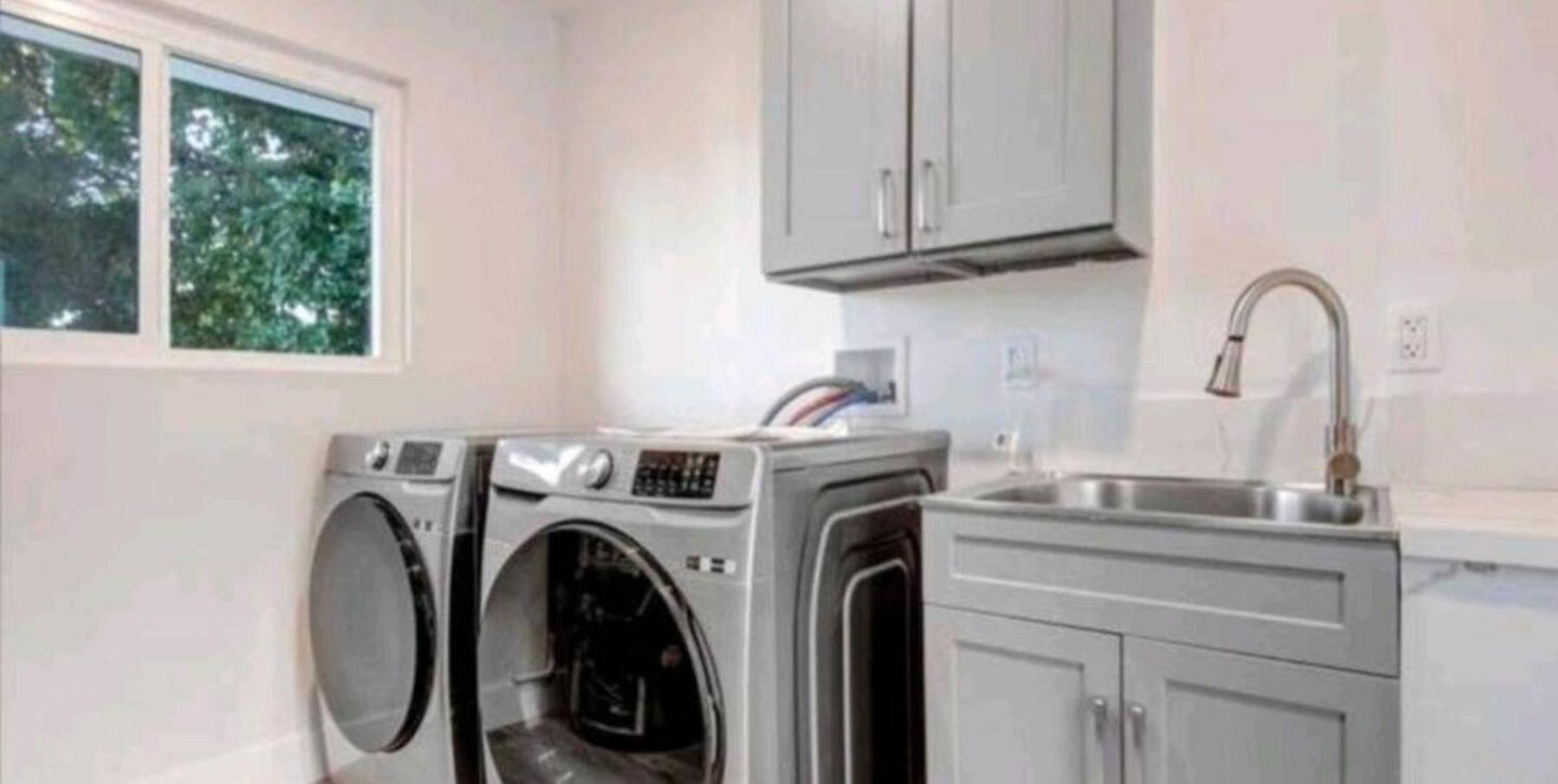 Spacious 4bed 2bath, Gated Pool, Wi-fi, Garage Holiday home