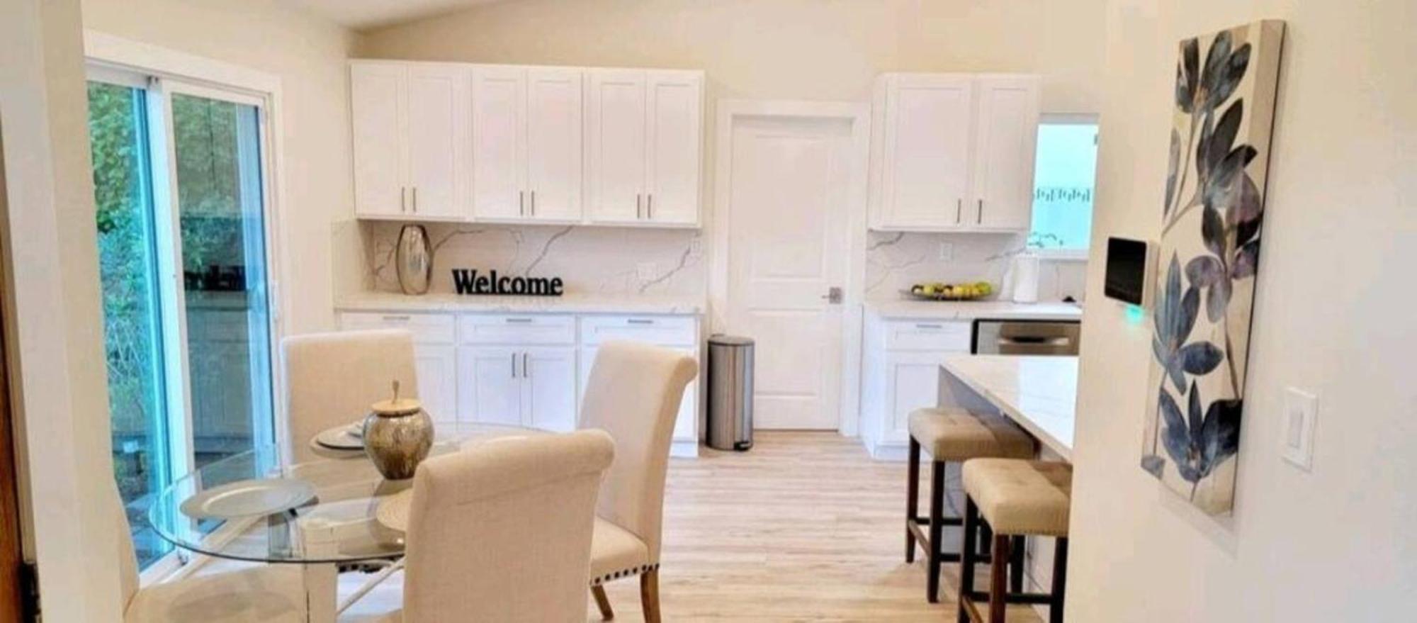 Holiday home Spacious 4bed 2bath, Gated Pool, Wi-fi, Garage