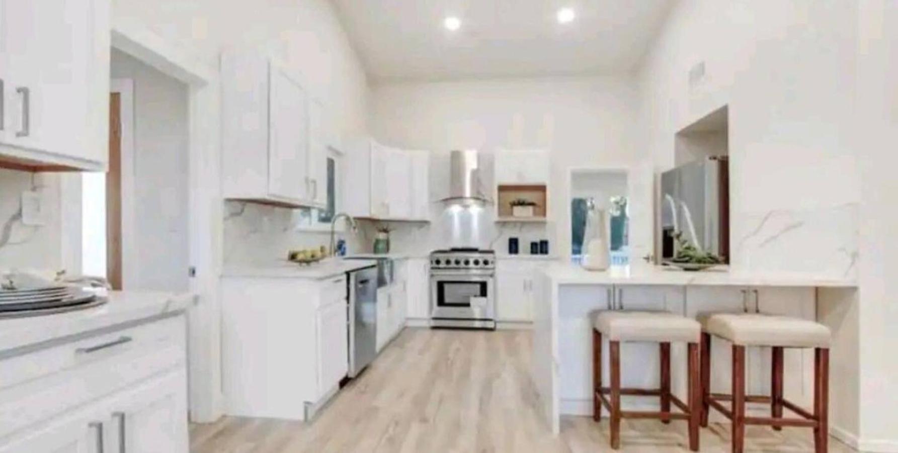 Spacious 4bed 2bath, Gated Pool, Wi-fi, Garage Holiday home