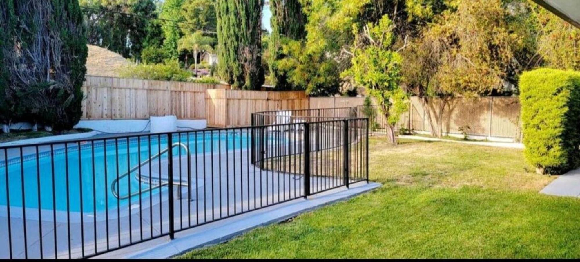 Holiday home Spacious 4bed 2bath, Gated Pool, Wi-fi, Garage