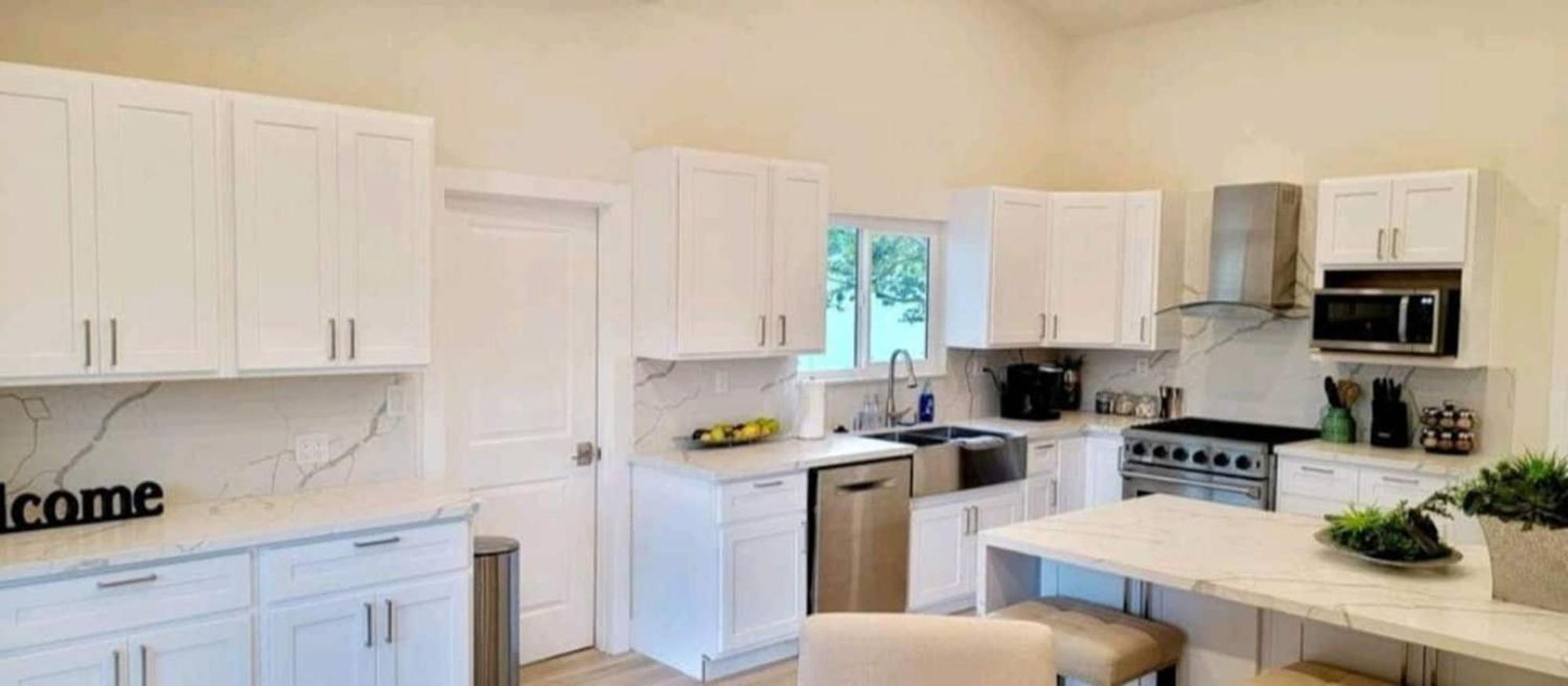 Holiday home Spacious 4bed 2bath, Gated Pool, Wi-fi, Garage Los Angeles