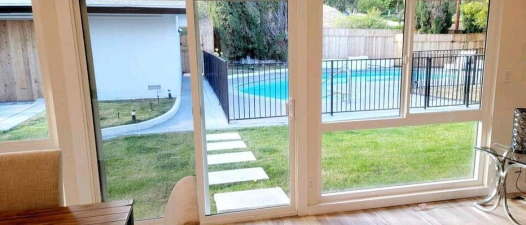 Spacious 4bed 2bath, Gated Pool, Wi-fi, Garage *