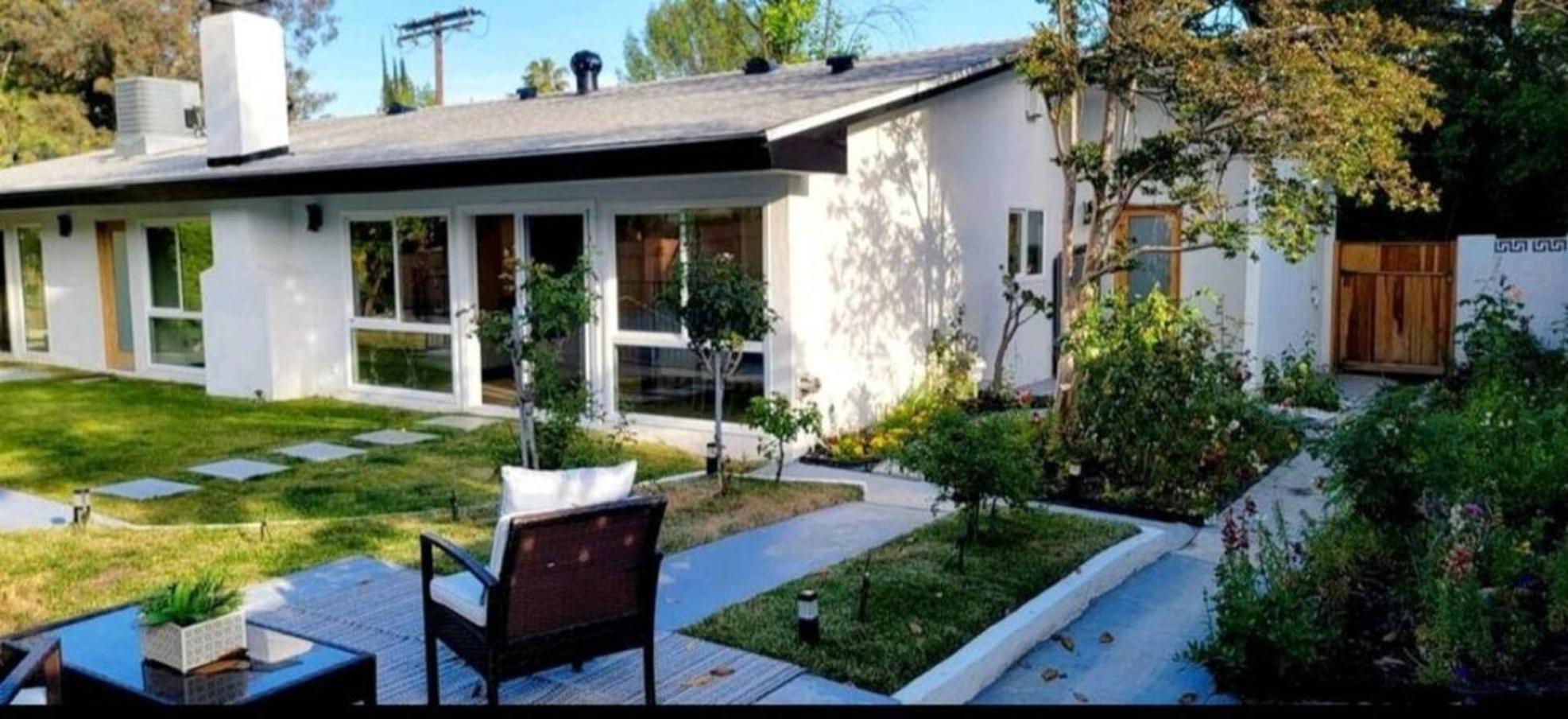 Holiday home Spacious 4bed 2bath, Gated Pool, Wi-fi, Garage