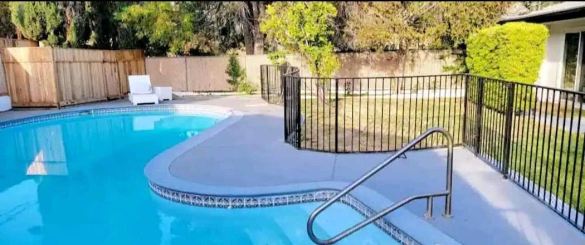Spacious 4bed 2bath, Gated Pool, Wi-fi, Garage Holiday home *