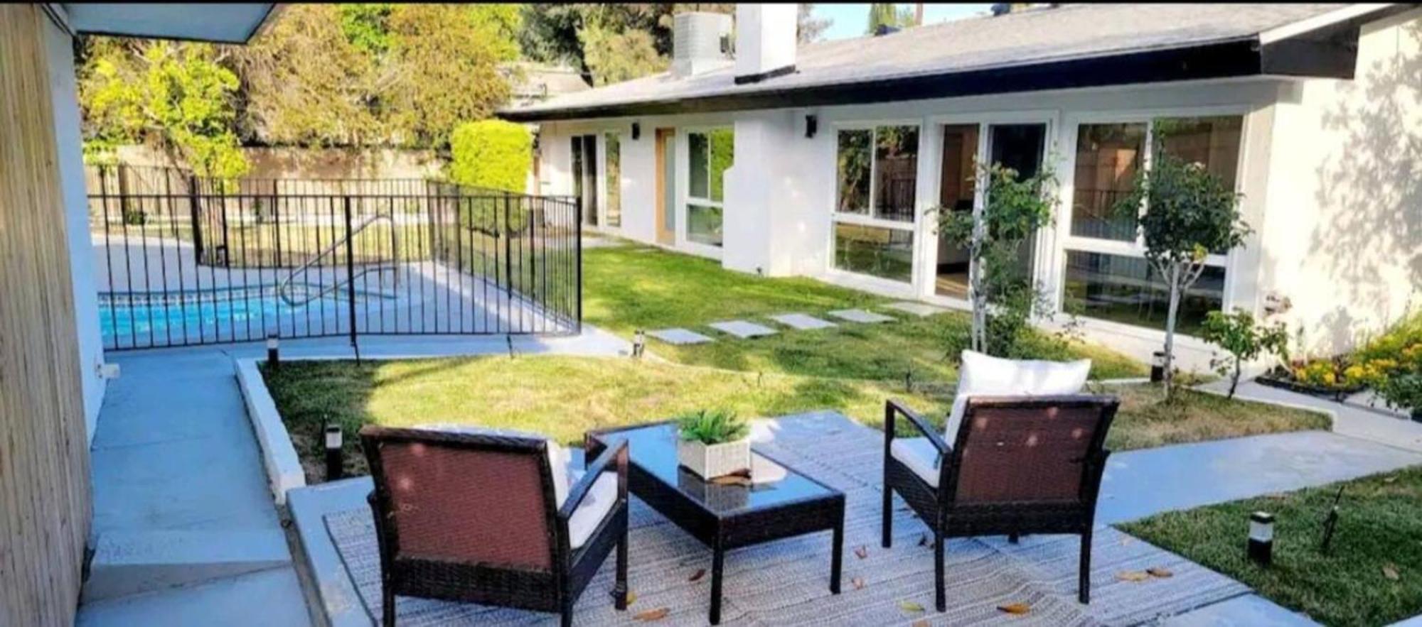Holiday home Spacious 4bed 2bath, Gated Pool, Wi-fi, Garage *