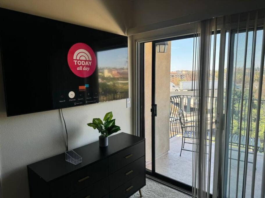Classy And Comfy Unit Los Angeles