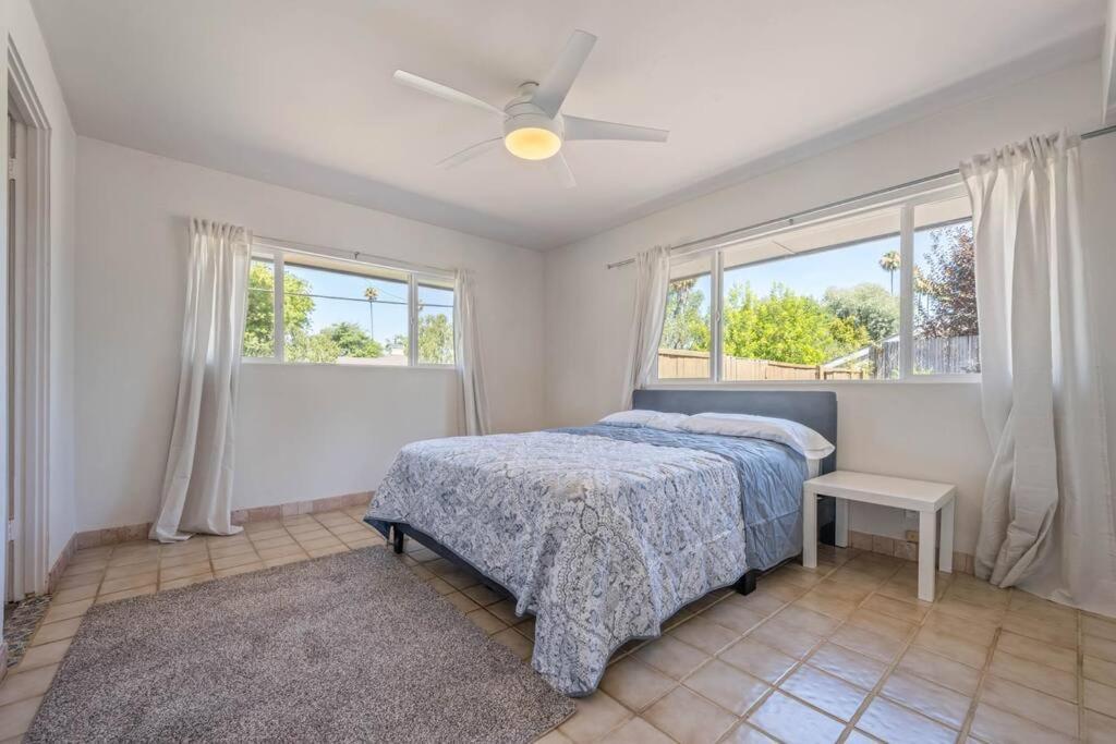Oakdale Retreat With Pool & Holiday home Los Angeles