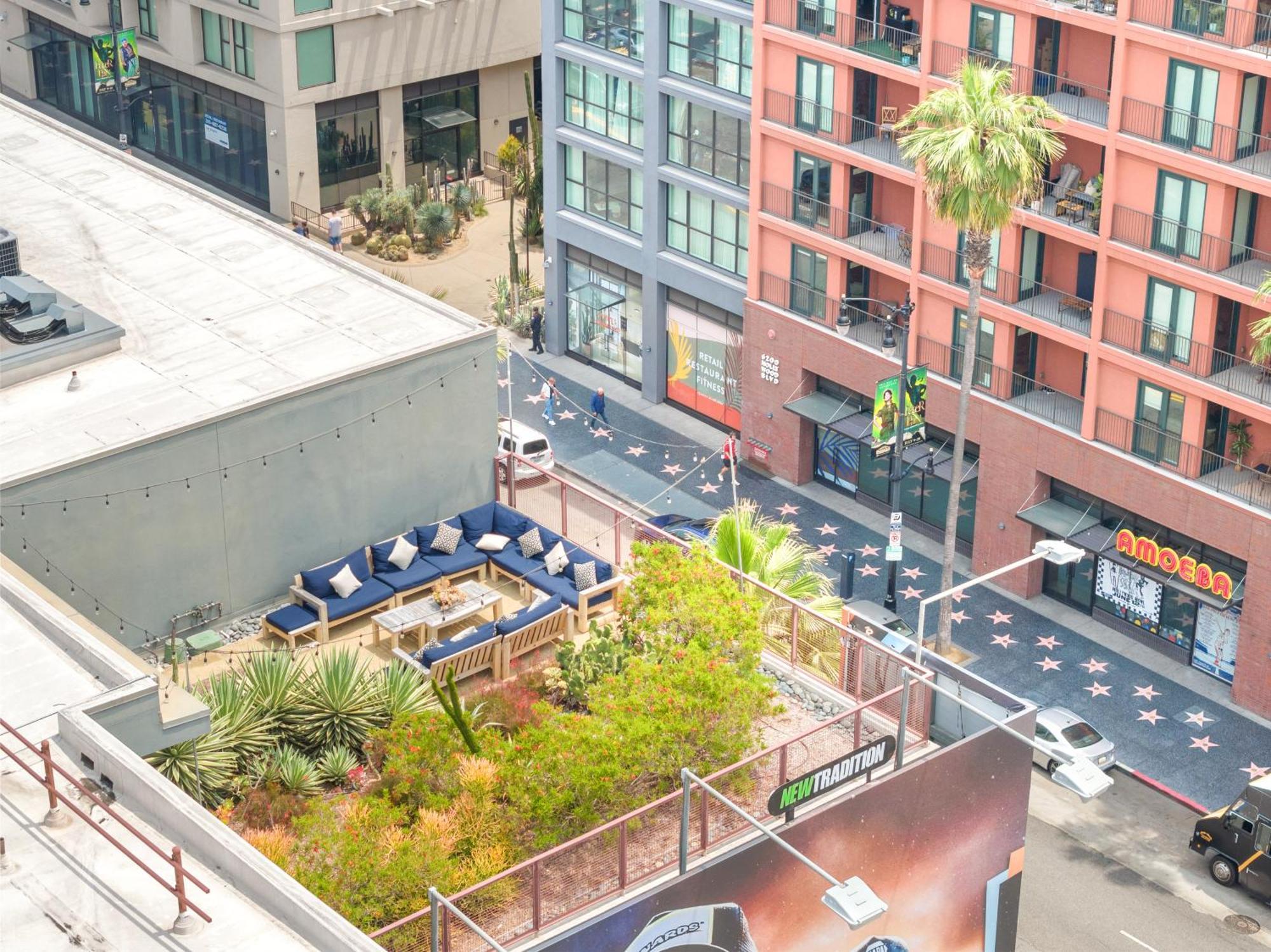 Hollywood Walk Of Fame With Parking And Gym *
