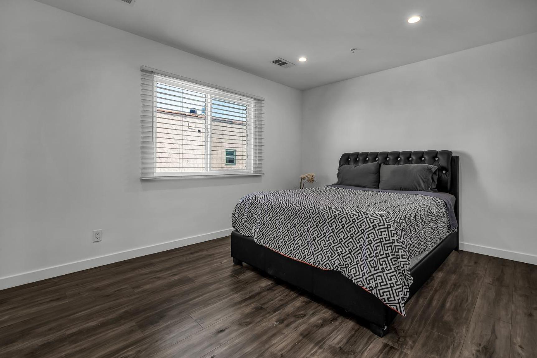 Apartment Modern 2 Levels One-bedroom Retreat In Location In Hollywood