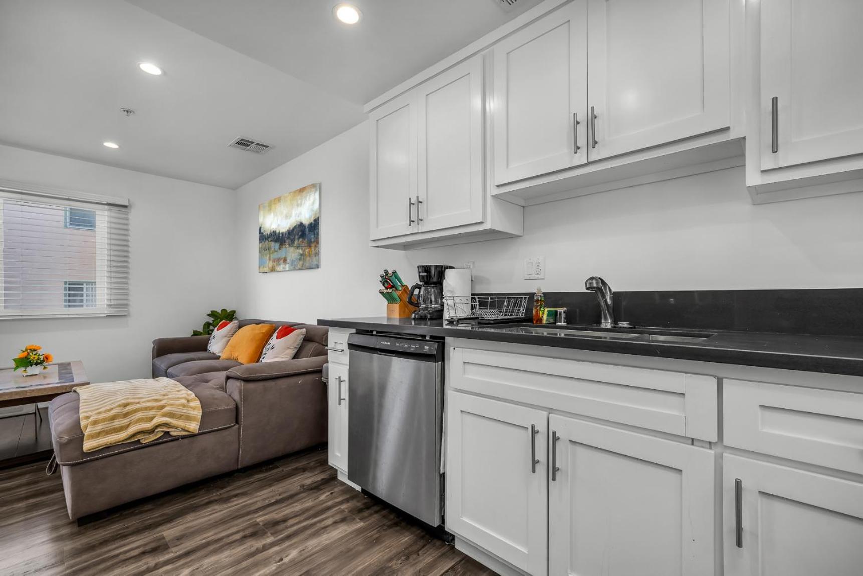 Apartment Modern 2 Levels One-bedroom Retreat In Location In Hollywood *