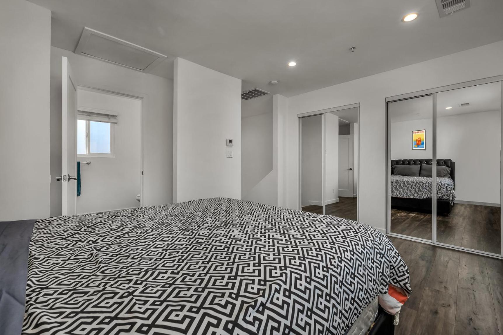 Apartment Modern 2 Levels One-bedroom Retreat In Location In Hollywood Los Angeles