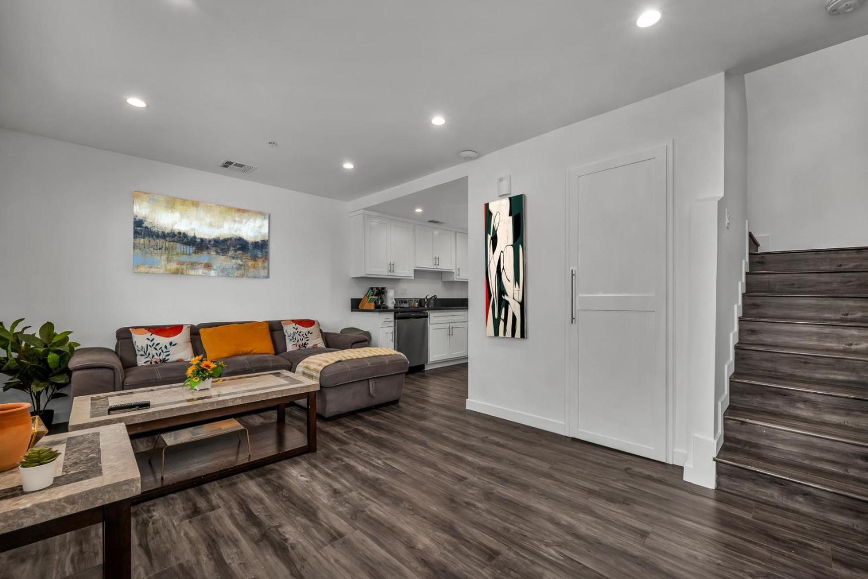 Modern 2 Levels One-bedroom Retreat In Location In Hollywood *