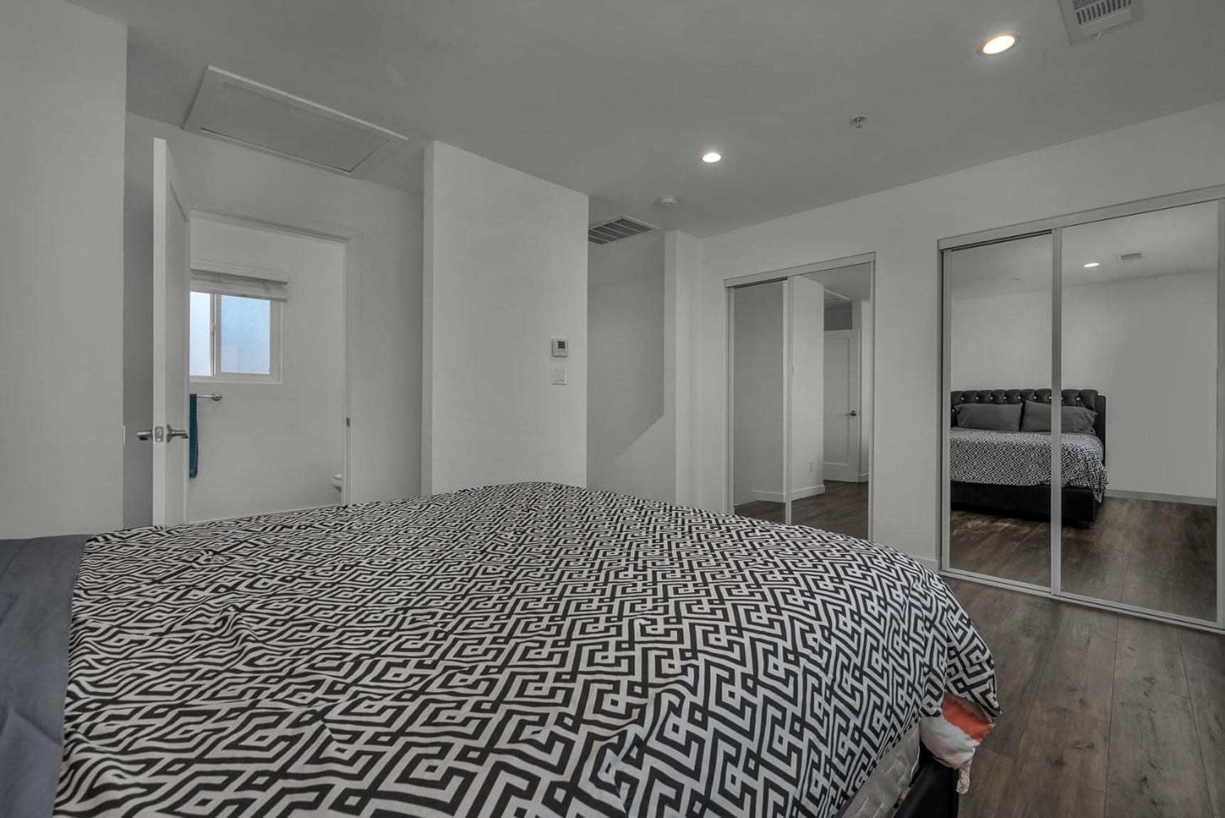 Modern 2 Levels One-bedroom Retreat In Location In Hollywood