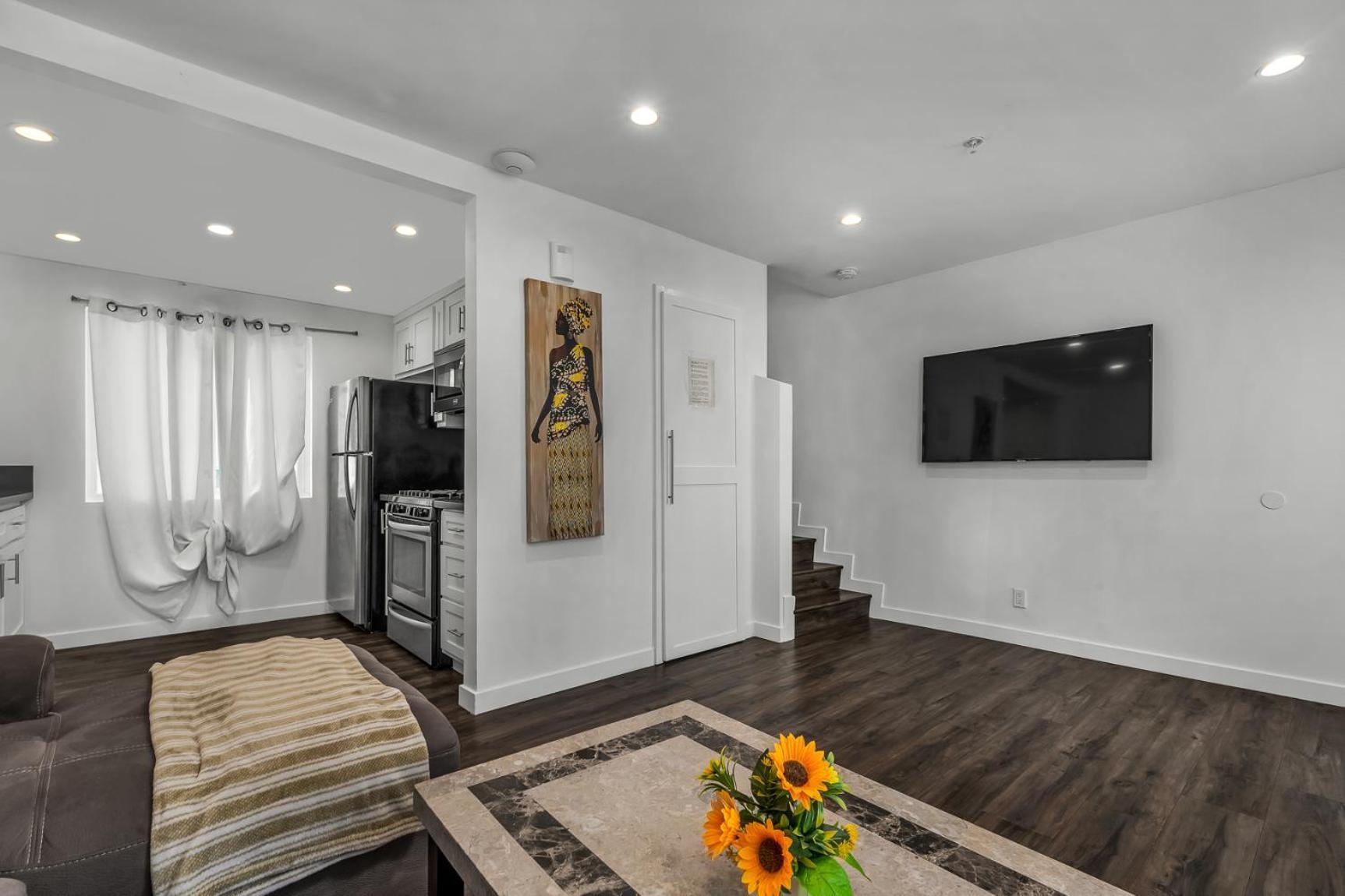 Apartment Modern 2 Levels One-bedroom Retreat In Location In Hollywood Los Angeles