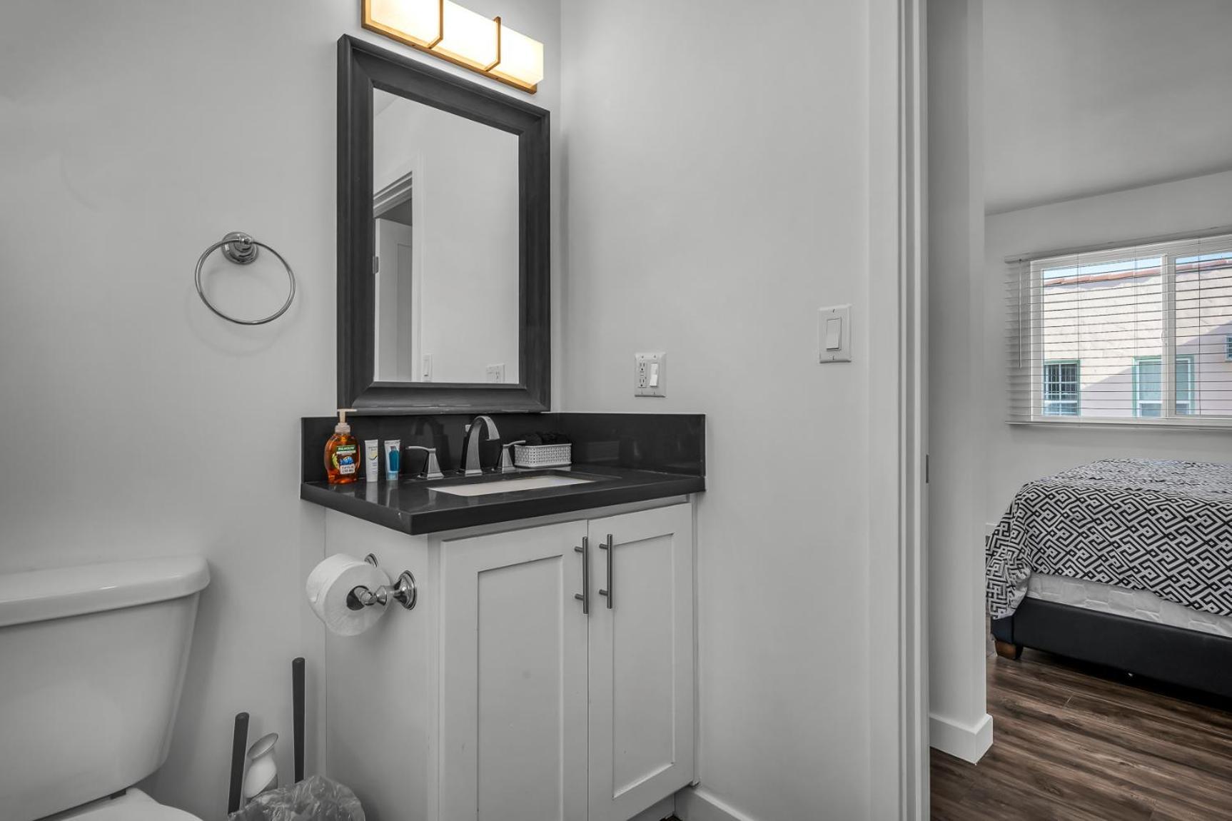 Modern 2 Levels One-bedroom Retreat In Location In Hollywood *