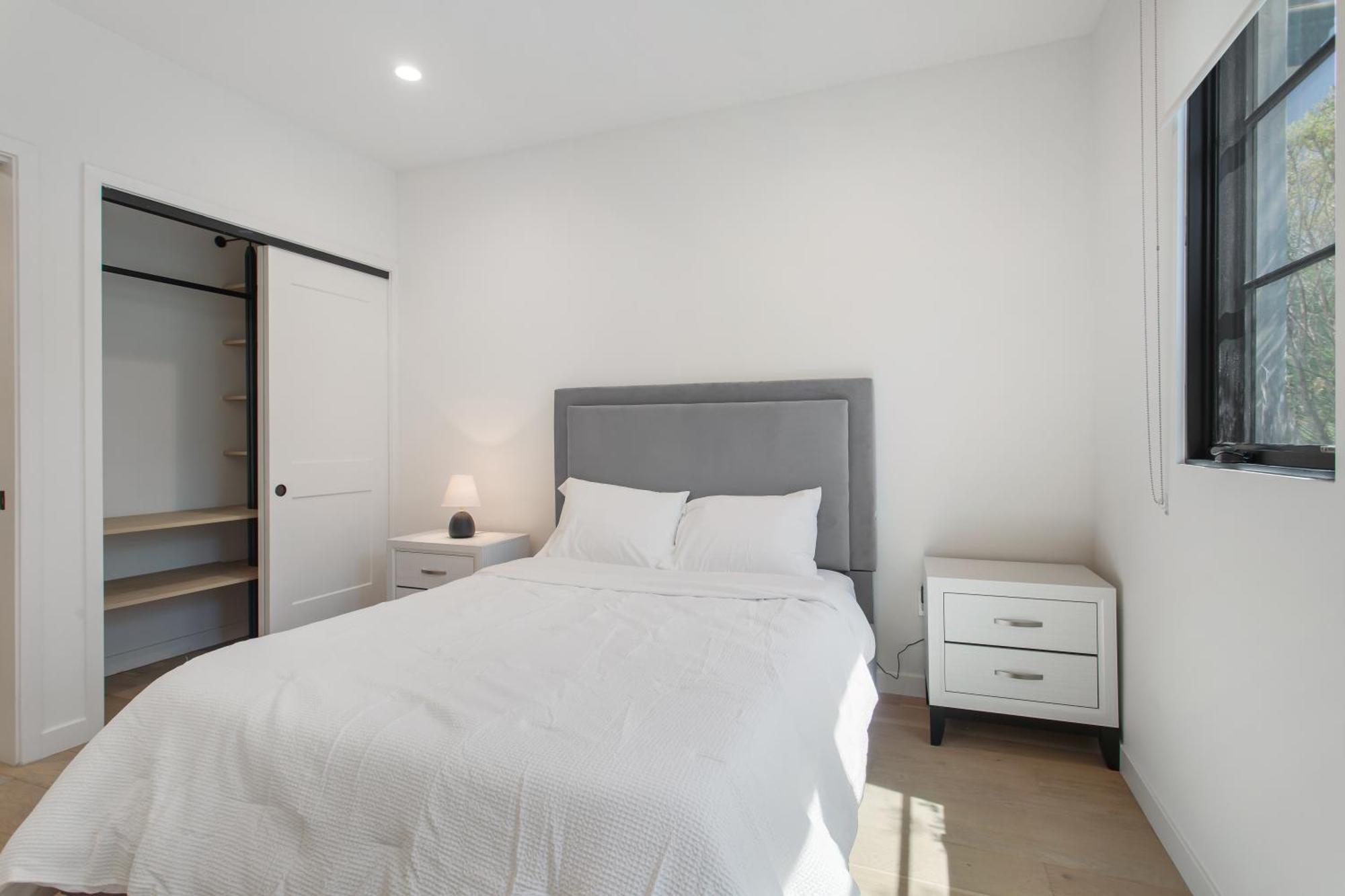 West Side Prime Location 2 Bedroom With Pool Capsule hotel