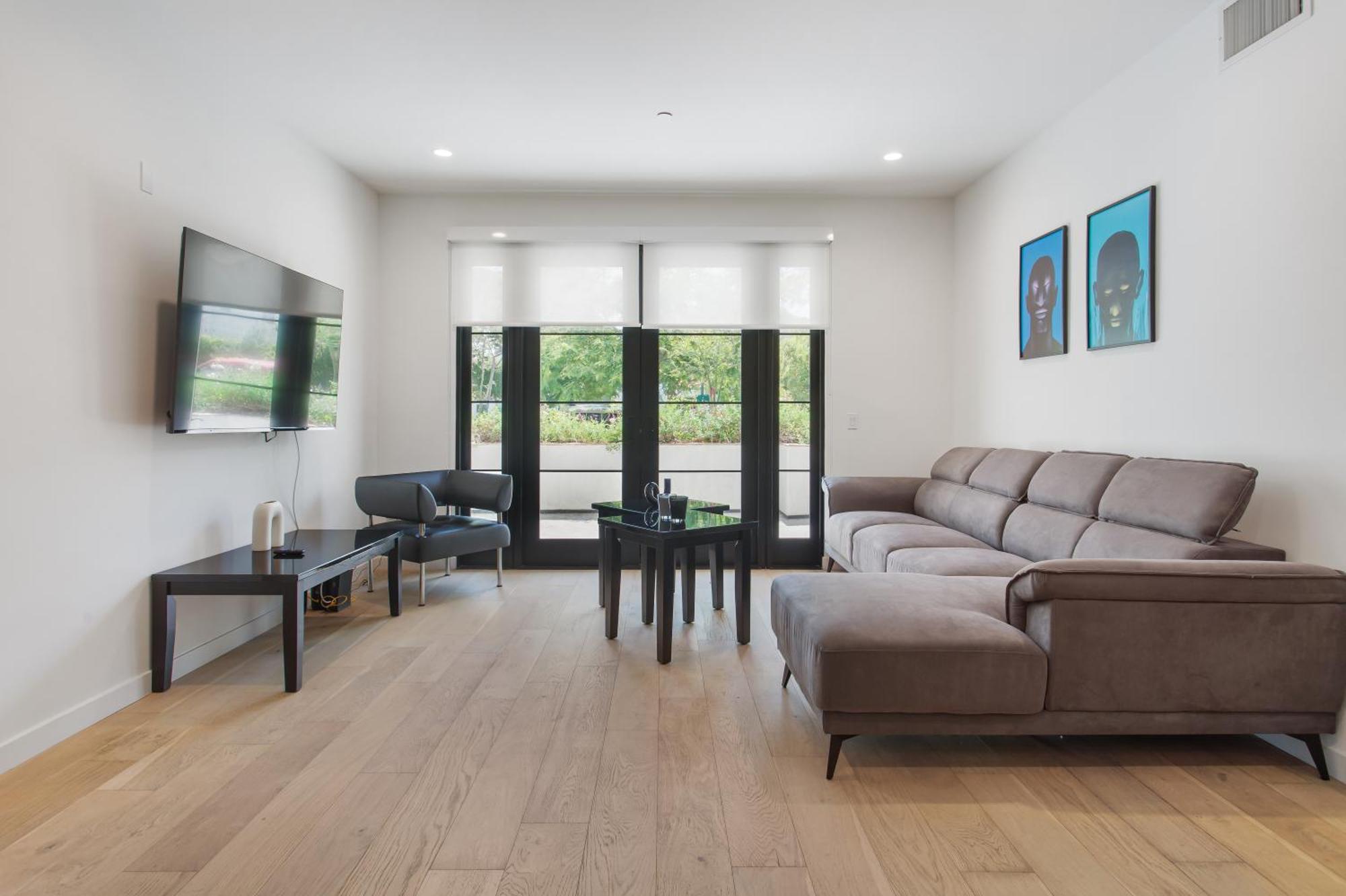 West Side Prime Location 2 Bedroom With Pool *