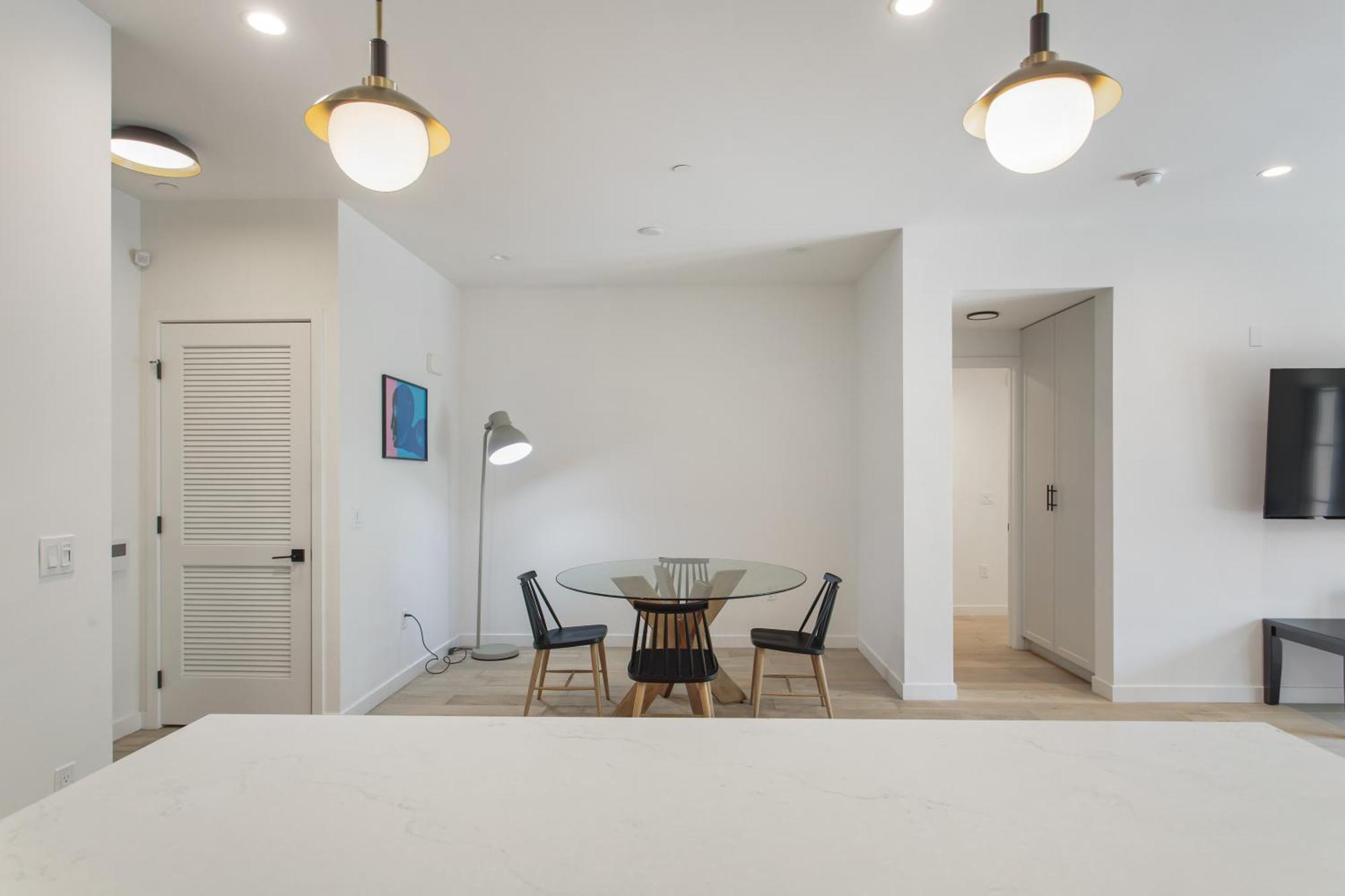 West Side Prime Location 2 Bedroom With Pool Capsule hotel