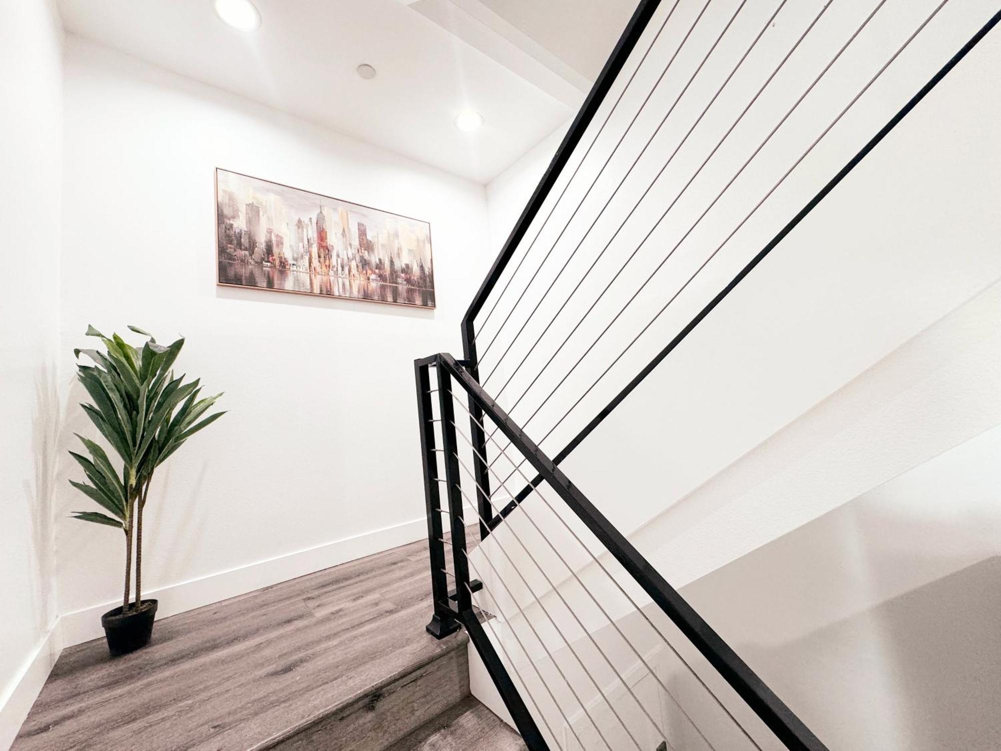 Cozy 3 Bedroom Townhouse With Balcony * Los Angeles