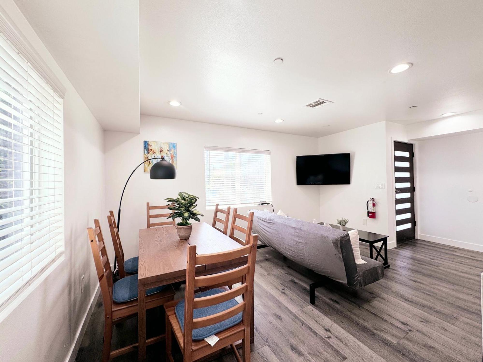 Apartment Cozy 3 Bedroom Townhouse With Balcony