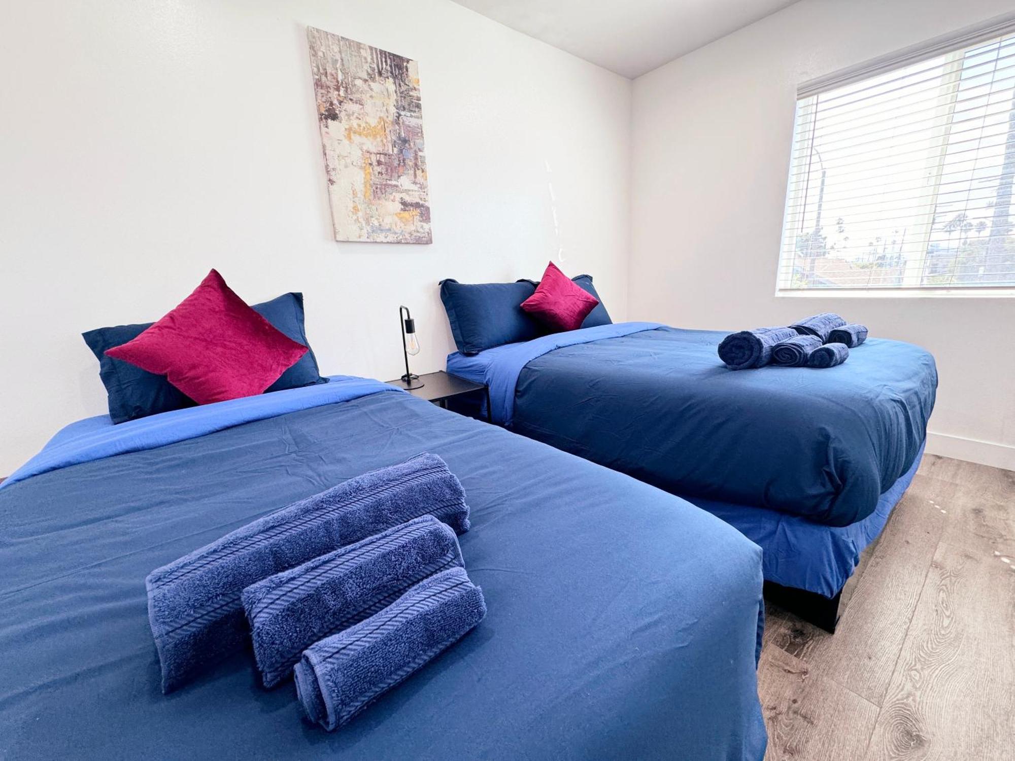 Cozy 3 Bedroom Townhouse With Balcony Apartment
