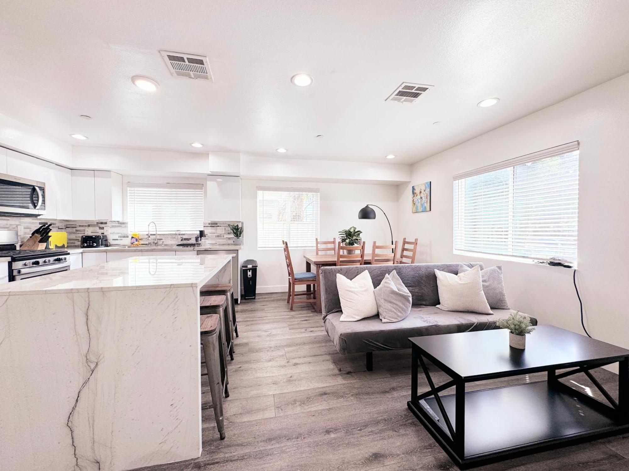 Cozy 3 Bedroom Townhouse With Balcony Apartment Los Angeles