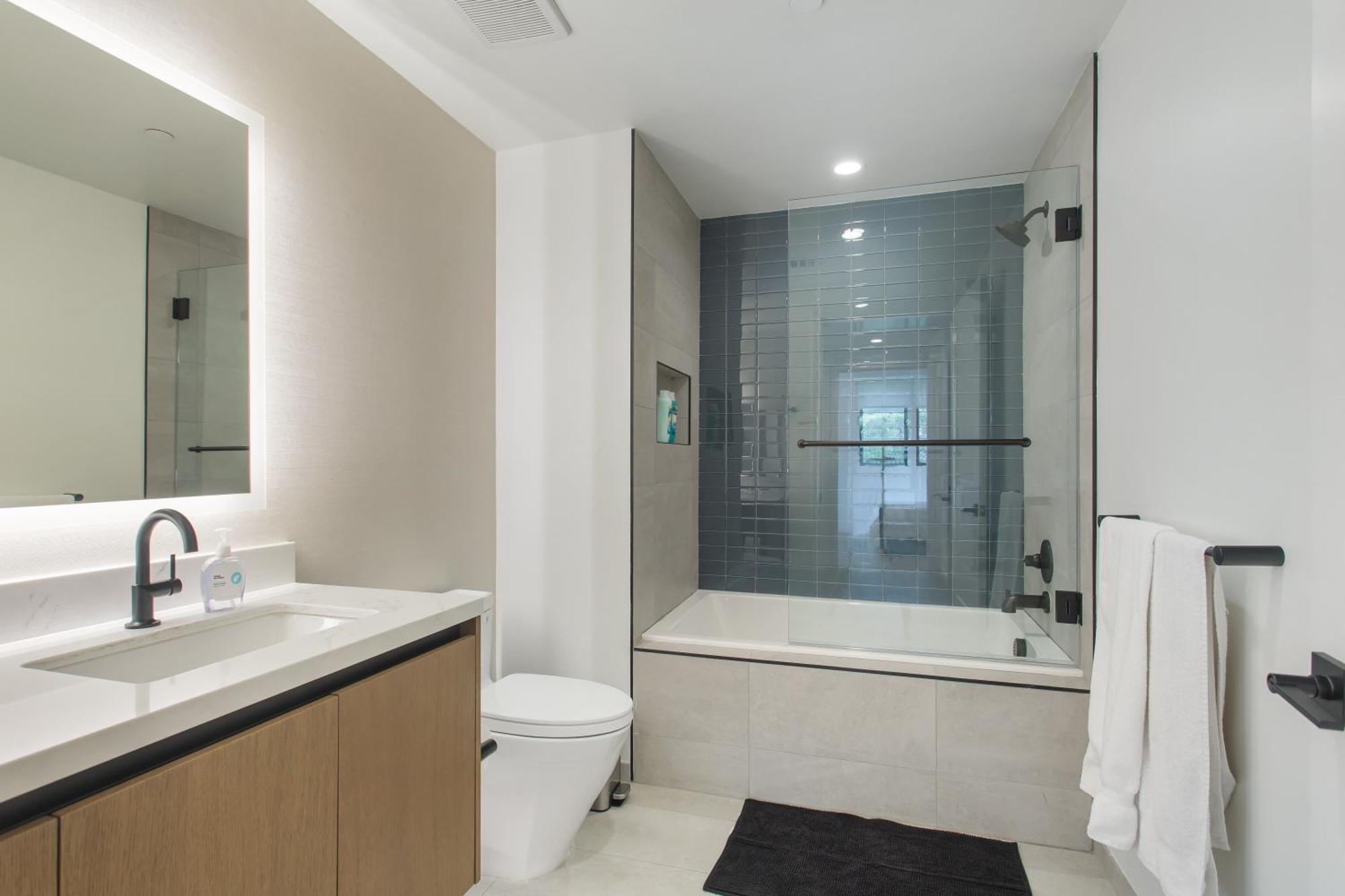 West Side Prime Location 2 Bedroom With Pool Capsule hotel