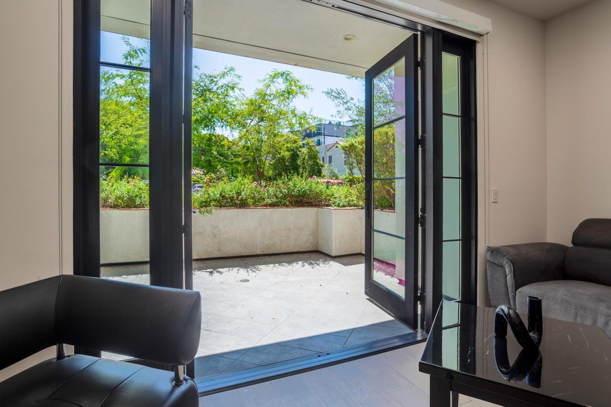 West Side Prime Location 2 Bedroom With Pool Capsule hotel *